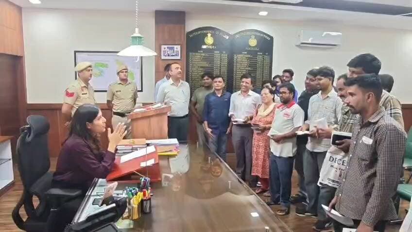 पंचकूला पुलिस ने डेढ़ साल से लेकर बीस दिन पहले गुम हुए 50 फोन महज एक माह में ढुंढ निकाले, इस साल अब तक 265 मोबाइल बरामद, कीमत करीब 53 लाख रुपये, डीसीपी से मिलकर जताया आभार
गुम या चोरी हुए मोबाइल को ट्रैक और ब्लॉक करने के लिए CEIR पोर्टल पर शिकायत कैसे करे, समझिए आसान भाषा में