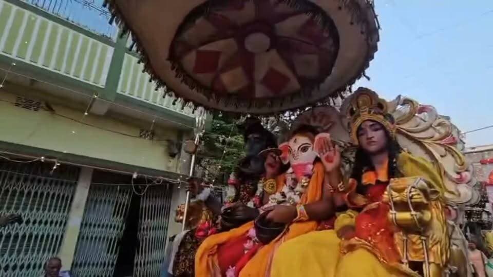 गले में अजगर लपेटकर निकला जोगी, झांकी ने मोह लिया मन, जेन-जी ने जमकर लगाए ठुमके