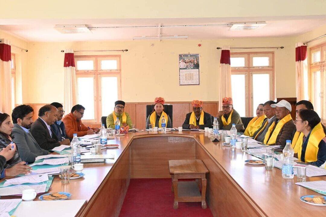 जिला परिषद की बैठक में विकास कार्यों की समीक्षा, पर्यटन सुविधाओं और जनसमस्याओं के समाधान पर दिया जोर
Kullu Times
जिला परिषद सम्मेलन कक्ष में जिला परिषद अध्यक्ष ठिनले दिचेन की अध्यक्षता में जिला परिषद की बैठक आयोजित की गई। बैठक में परियोजना अधिकारी, एकीकृत जनजातीय विकास परियोजना (आईटीडीपी) अश्वनी कुमार तथा जिला पंचायत अधिकारी एवं जिला परिषद के सचिव संजय कुमार सहित विभिन्न विभागों के अधिकारी और जिला परिषद सदस्य उपस्थित रहे।
बैठक में विभिन्न विभागों से संबंधित विकास कार्यों की समीक्षा की गई तथा जनहित से जुड़े मुद्दों पर चर्चा की गई। इस दौरान सभी विभागों और जिला परिषद के बीच बेहतर समन्वय स्थापित कर विकास कार्यों को समयबद्ध ढंग से पूरा करने पर जोर दिया गया।
पर्यटन विकास को बढ़ावा देने के लिए जिले के प्रमुख पर्यटन स्थलों को चिह्नित करने तथा वहां वाहन पार्किंग की उचित व्यवस्था सुनिश्चित करने पर चर्चा की गई। इसके लिए पुलिस और सीमा सड़क संगठन (बीआरओ) के सहयोग से उपयुक्त पार्किंग स्थलों की पहचान करने के साथ-साथ प्रमुख पर्यटन स्थलों पर सार्वजनिक शौचालय, सूचना एवं दिशा-निर्देश बोर्ड, सुरक्षा व्यवस्था और रेलिंग स्थापित करने की आवश्यकता पर बल दिया गया। त्रिलोकीनाथ बस स्टैंड के समीप स्थानीय लोगों और पर्यटकों की सुविधा के लिए शौचालय निर्माण का मुद्दा भी उठाया गया।
विद्युत विभाग से संबंधित मुद्दों पर चर्चा के दौरान ग्राम पंचायत सिस्सू एवं शाशिन नाला क्षेत्र में ट्रांसफॉर्मर की क्षमता बढ़ाने तथा उसकी स्थापना की स्थिति की समीक्षा की चर्चा भी की गयी। साथ ही विद्युत लाइनों को भूमिगत करने की संभावनाओं का आकलन करने पर भी चर्चा की गई। लोक निर्माण विभाग और जल शक्ति विभाग से संबंधित कार्यों की भी समीक्षा की गई।
ग्रामीण विकास एवं पंचायती राज से जुड़े मुद्दों के अंतर्गत ग्राम पंचायत गौशाल में पंचायत घर के निर्माण तथा आंगनवाड़ी भवन की उपलब्धता का विषय उठाया गया। संबंधित विभाग की ओर से वरिष्ठ माध्यमिक विद्यालय में आंगनवाड़ी केंद्र शुरू करने के संबंध में जानकारी दी गई। इसके अतिरिक्त ग्राम पंचायत कोलोंग में राजकीय प्राथमिक पाठशाला को पुनः खोलने की मांग पर भी चर्चा की गई।
एचआरटीसी से संबंधित चर्चा में बस सेवाओं की समय-सारणी में सुधार तथा जिन क्षेत्रों में बस सेवा उपलब्ध नहीं है, वहां परिवहन सुविधा उपलब्ध करवाने का मुद्दा प्रमुखता से उठाया गया।
कृषि एवं बागवानी विभाग की समीक्षा के दौरान किसानों और बागवानों को फसलों तथा फल-सब्जियों में होने वाली बीमारियों के प्रति जागरूक करने के लिए गांव-गांव में जागरूकता शिविर आयोजित करने पर जोर दिया गया। साथ ही अनधिकृत रूप से पौधों की बिक्री पर रोक लगाने के लिए पुलिस के सहयोग से आवश्यक कार्रवाई करने तथा विभागों में स्वीकृत पदों से संबंधित विवरण शीघ्र प्रस्तुत करने को कहा गया।
स्वास्थ्य सेवाओं से संबंधित चर्चा में काजा क्षेत्र में चिकित्सकों, दवाइयों, एम्बुलेंस तथा आपातकालीन स्वास्थ्य सेवाओं को सुदृढ़ करने की आवश्यकता पर बल दिया गया, ताकि स्थानीय लोगों को समय पर बेहतर स्वास्थ्य सुविधाएं उपलब्ध हो सकें।
बैठक में सुरेश कुमार उपाध्यक्ष जिला परिषद, जिला परिषद सदस्य राम सिंह (कोलोंग), पूनम देवी (जाहलमा), रूब देई (उदयपुर), शशि किरण (केलांग), सोनम बोध (सिस्सू) तथा रणजीत (त्रिलोकीनाथ) सहित जल शक्ति विभाग के अधिशाषी अभियंता अजय गुप्ता, लोक निर्माण विभाग के अधिशाषी अभियंता अश्वनी कुमार गुलेरिया, विद्युत विभाग के अधिशाषी अभियंता सूर्या शर्मा, नायब तहसीलदार शेर सिंह तथा कृषि विभाग के निदेशक चौधरी राम, एचआरटीसी आर एम अंचित शर्मा सहित विभिन्न विभागों के अधिकारी कर्मचारी उपस्थित रहे।