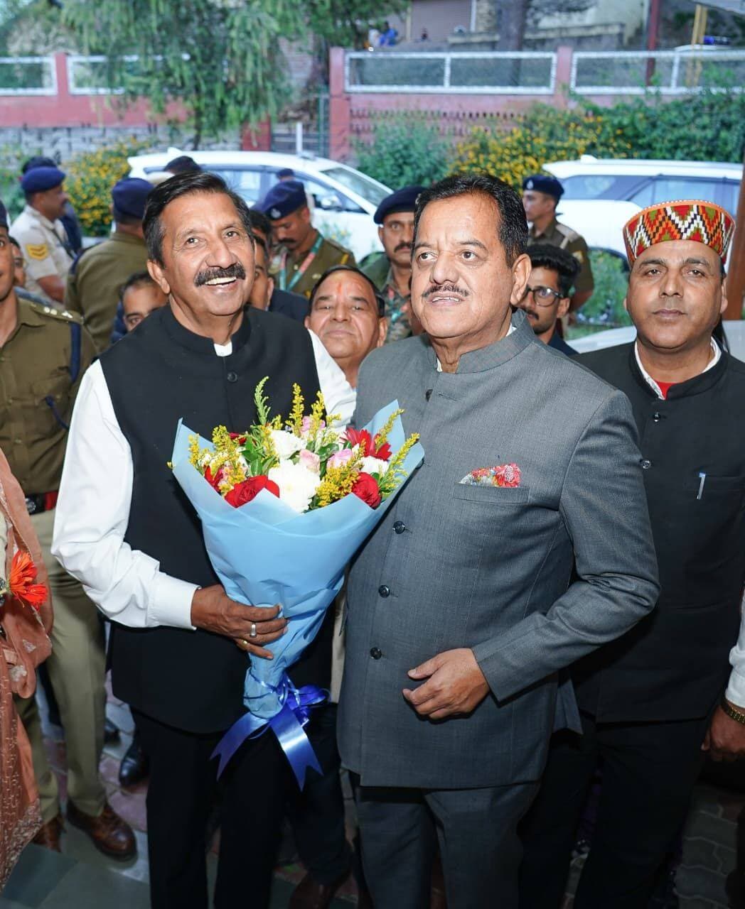 उपमुख्यमंत्री मुकेश अग्निहोत्री के सर्किट हाउस कुल्लू पहुंचने पर विधायक एवं अंतरराष्ट्रीय कुल्लू दशहरा उत्सव समिति के अध्यक्ष सुंदर सिंह ठाकुर ने उनका स्वागत किया। Kullu Times Sunder Singh Thakur Mukesh Agnihotri