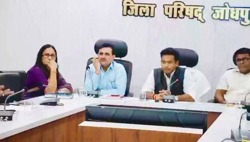 *#जोधपुर ब्रेकिंग*
*- पंचायती राज संस्थाओं के आम चुनाव-2026 के तहत जोधपुर जिले की प्रथम चरण की छह पंचायत समितियों में सुबह 10 बजे तक मतदान शांतिपूर्ण रूप से जारी है*
*-जिला परिषद एवं पंचायत समिति सदस्यों के निर्वाचन के लिए सुबह 10 बजे तक के मतदान प्रतिशत के आंकड़े इस प्रकार हैं -*
*-सुबह 10 बजे तक पंचायत समिति सदस्यों के लिए 12.36 प्रतिशत तथा जिला परिषद सदस्यों के लिए 12.09 प्रतिशत मतदान दर्ज किया गया।*
*-आगोलाई पंचायत समिति में सर्वाधिक 16.59 प्रतिशत, जबकि चामू पंचायत समिति में न्यूनतम 9.79 प्रतिशत मतदान दर्ज हुआ।*
*-जिले की पंचायत समिति आगोलाई में 16.59 प्रतिशत, शेरगढ़ में 11.92 प्रतिशत, बालेसर में 12.91 प्रतिशत, चामू में 9.79 प्रतिशत, सेखाला में 12.98 प्रतिशत एवं चाबा में 11.84 प्रतिशत मतदान हुआ है*
#jodhpur #rajasthan #पंचायत