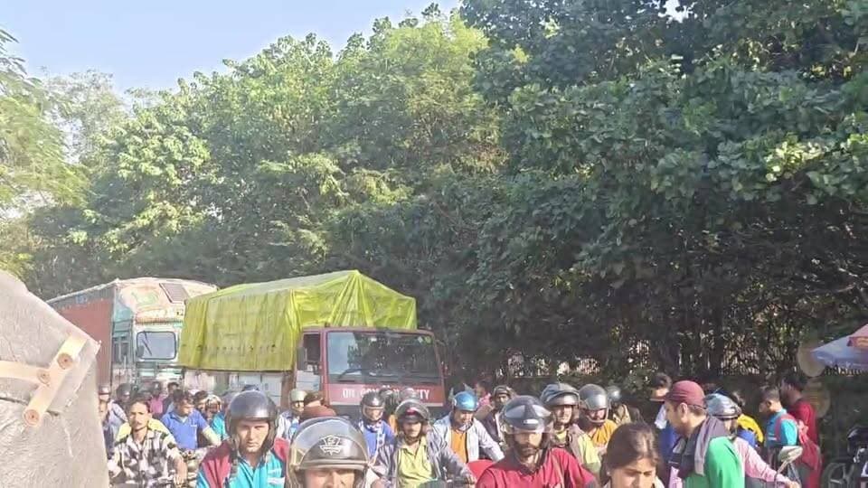 Rudrapur Live: नो पार्किंग में खड़ी गाड़ी और लग रहा जाम! पुलिस की ट्रैफिक व्यवस्था पर उठे सवाल
#awaazindiadigital #uttarakhand #rudrapur #NoParking #usnagar #policeuttrakhand #USNagarPolice #udhamsinghnagarpolice #trafficpolice