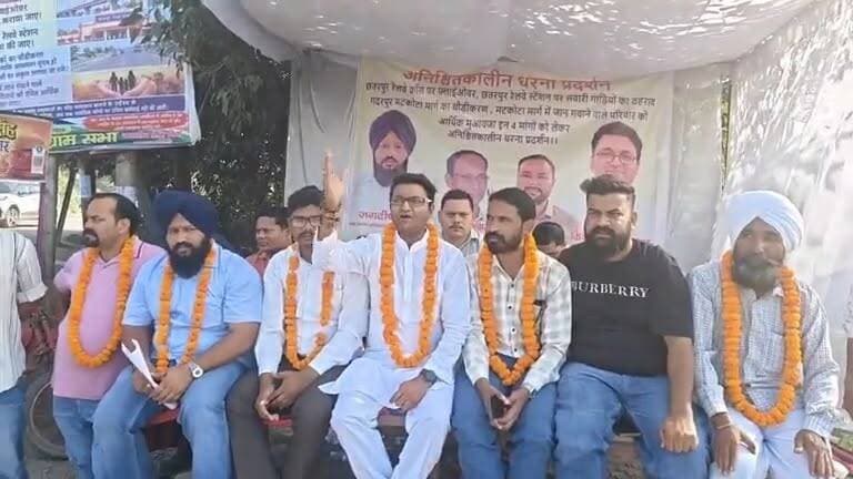 ऊधमसिंहनगर में एक और धरना! रेलवे क्रॉसिंग पर फ्लाईओवर की मांग को स्थानीय लोगों का अनिश्चितकालीन जोरदार प्रदर्शन
#awaazindiadigital #uttarakhand #rudrapur #railwaycrossing #flyover #protest #udhamsinghnagarpolice #latestnews