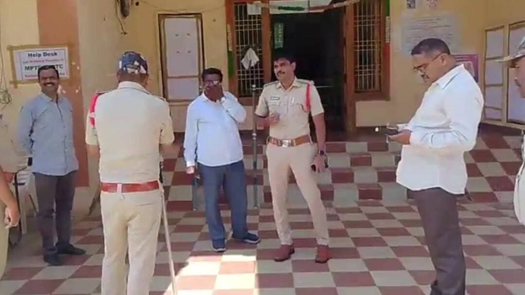 నరసన్నపేట: నరసన్నపేట నామినేషన్ కేంద్రంలో సీఐ తనిఖీలు: భద్రతపై అధికారులకు ఆదేశాలు