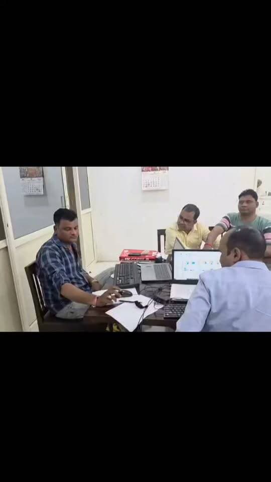 🚨 ब्रेकिंग न्यूज़ | झाबुआ में लोकायुक्त का बड़ा एक्शन
🔴 ₹10 हजार की रिश्वत लेते सहायक ग्रेड-3 कर्मचारी रंगे हाथों ट्रैप, BEO पर भी कार्रवाई
📍 झाबुआ, मध्यप्रदेश | 22 अक्टूबर 2026
मध्यप्रदेश के झाबुआ जिले में लोकायुक्त इंदौर की टीम ने रिश्वतखोरी के खिलाफ कार्रवाई करते हुए विकासखंड शिक्षा अधिकारी कार्यालय में पदस्थ सहायक ग्रेड-3 कर्मचारी पवन सिंह बिलवाल को ₹10,000 की रिश्वत लेते हुए रंगे हाथों ट्रैप किया है।
📌 क्या है पूरा मामला?
शिकायतकर्ता धूम सिंह सिंगाड़, अधीक्षक शासकीय बालक छात्रावास, सेमलिया बड़ी, झाबुआ ने लोकायुक्त कार्यालय इंदौर में शिकायत दर्ज कराई थी।
शिकायत के अनुसार, निलंबन अवधि के 8 माह के वेतन के लगभग ₹2 लाख 30 हजार के बिल पास कराने के एवज में ₹10,000 की रिश्वत मांगी जा रही थी।
शिकायत का सत्यापन होने के बाद 22 अक्टूबर 2026 को लोकायुक्त टीम ने ट्रैप की कार्रवाई की। आरोप है कि विकासखंड शिक्षा अधिकारी जय नारायण बैरागी ने अपने कार्यालय में पदस्थ सहायक ग्रेड-3 कर्मचारी पवन सिंह बिलवाल के माध्यम से रिश्वत की राशि दिलवाई। लोकायुक्त टीम ने पवन सिंह बिलवाल को कथित तौर पर रिश्वत की रकम लेते हुए रंगे हाथों पकड़ लिया।
⚖️ इनके नाम आए सामने 1️⃣ जय नारायण बैरागी — विकासखंड शिक्षा अधिकारी, झाबुआ
2️⃣ पवन सिंह बिलवाल — सहायक ग्रेड-3, विकासखंड शिक्षा अधिकारी कार्यालय, झाबुआ
लोकायुक्त की जानकारी के अनुसार, मामले में भ्रष्टाचार निवारण संशोधन अधिनियम, 2018 की धारा 7 एवं भारतीय न्याय संहिता (BNS), 2023 की धारा 61(2) के तहत प्रकरण दर्ज किया गया है।
📢 लोकायुक्त की अपील: यदि कोई अधिकारी या कर्मचारी रिश्वत की मांग करता है, तो इसकी शिकायत लोकायुक्त पुलिस इंदौर से करें।
📞 शिकायत संपर्क नंबर: 0731-2533160
0731-2430100
#Jhabua #Lokayukta #BriberyCase #MadhyaPradeshNews #AntiCorruption #BreakingNews
