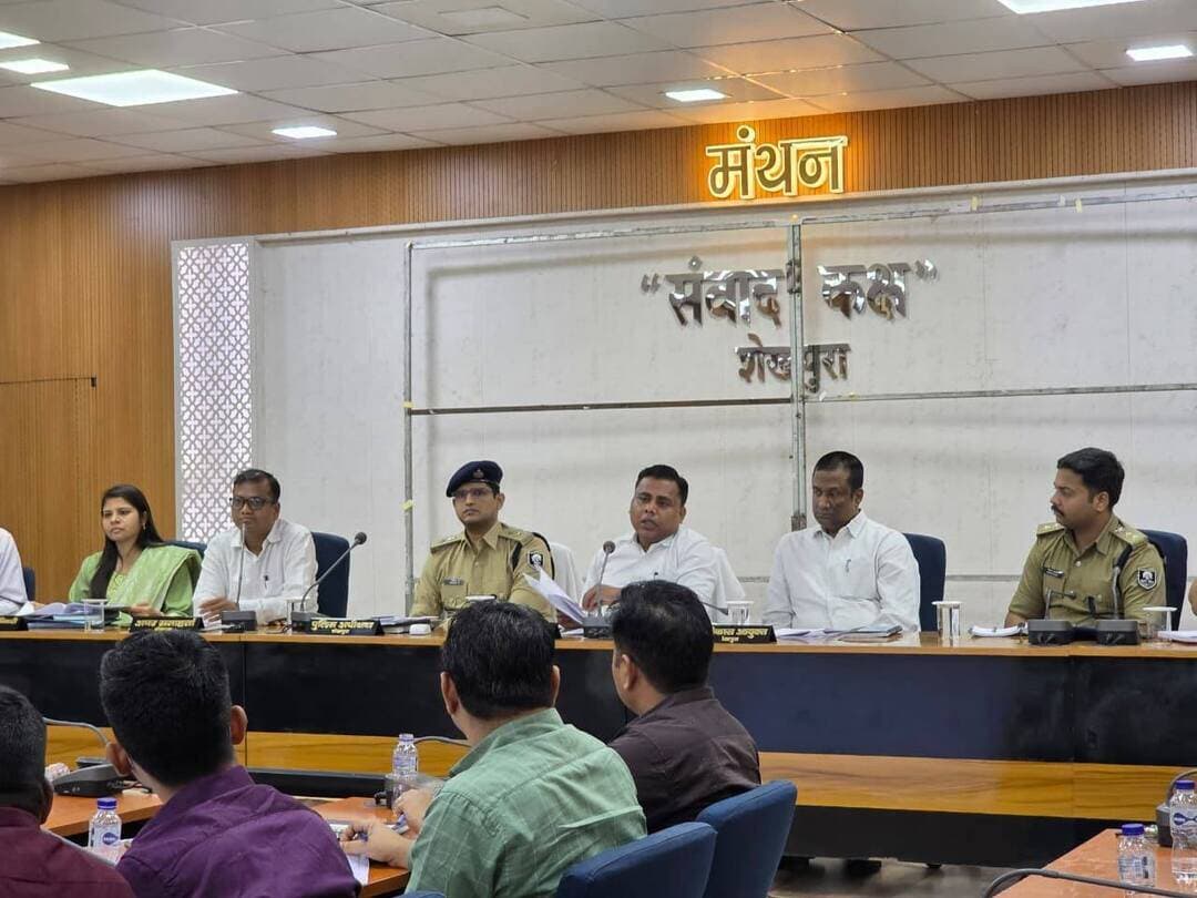आज दिनांक 22.10.2026 को बिहार विधान परिषद् द्विवार्षिक निर्वाचन - 2026 (कोशी स्नातक निर्वाचन क्षेत्र)
मतदान दिनांक 23.10.2026 को पूर्वाहन 08:00 बजे से अपराहन 04:00 बजे तक किया जाना है जिसको लेकर आज समाहरणालय स्थित मंथन सभागार में जिला निर्वाचन पदाधिकारी-सह-जिला पदाधिकारी, शेखपुरा की अध्यक्षता में ब्रीफिंग की गई।
शेखपुरा जिला अंतर्गत कुल 07 मतदान केन्द्र बनाया गया है। मतदान केन्द्र संख्या 135 अंचलाधिकारी का कार्यालय वेश्म, बरबीघा सम्पूर्ण बरबीघा अंचल (नगर परिषद, बरबीघा सहित) मतदाताओं की संख्या 995,
मतदान केन्द्र संख्या 136 अंचलाधिकारी का कार्यालय वेश्म, शेखोपुरसराय सम्पूर्ण शेखोपुरसराय अंचल (नगर पंचायत शेखोपुरसराय सहित) मतदाताओं की संख्या 338,
मतदान केन्द्र संख्या 137 प्रखंड विकास पदाधिकारी का कार्यालय वेश्म, शेखपुरा सम्पूर्ण शेखपुरा अंचल (नगर परिषद, शेखपुरा रहित) मतदाताओं की संख्या 763
मतदान केन्द्र संख्या 138 प्रखंड विकास पदाधिकारी का कार्यालय वेश्म, घाटकुसुम्भा सम्पूर्ण घाटकुसुम्भा अंचल मतदाताओं की संख्या 383,
मतदान केन्द्र संख्या 139 कार्यपालक पदाधिकारी नगर परिषद का कार्यालय वेश्म, शेखपुरा सम्पूर्ण नगर परिषद, शेखपुरा मतदाताओं की संख्या 610,
मतदान केन्द्र संख्या 140 अंचलाधिकारी का कार्यालय वेश्म, अरियरी सम्पूर्ण अरियरी अंचल मतदाताओं की संख्या 748,
मतदान केन्द्र संख्या 141 अंचलाधिकारी का कार्यालय वेश्म, संपूर्ण चेवाड़ा मतदाताओं की संख्या 492 है।
जिलें में शांतिपूर्ण एवं निष्पक्ष मतदान हेतु प्रशासनिक व्यवस्था
जोनल दंडाधिकारी की तैनाती की गई है। जिले को 02 जोन में विभाजित किया गया है।
जोन संख्या 1 (मतदान केन्द्र संख्या- 137, 139, 140, 141) - जोनल दंडाधिकारी श्री लखीन्द्र पासवान, अपर समाहर्ता-सह-अपर जिला दंडाधिकारी एवं पुलिस पदाधिकारी श्रीमती माधुरी कुमारी, पुलिस उपाधीक्षक (मुख्यालय)।
जोन संख्या 2 (मतदान केन्द्र संख्या- 135, 136, 138) - जोनल दंडाधिकारी श्री राकेश कुमार, उप विकास आयुक्त एवं पुलिस पदाधिकारी श्री रीषभ कुमार, पुलिस उपाधीक्षक (यातायात)।
स्टैटिक दंडाधिकारी
सभी 07 मतदान केन्द्रों पर कानून व्यवस्था और मतदान प्रक्रिया के अनुश्रवण हेतु अलग-अलग स्टैटिक दंडाधिकारियों और पुलिस बलों की प्रतिनियुक्ति की गई है। जिला पदाधिकारी महोदय ने
सभी प्रतिनियुक्त पदाधिकारियों को निर्देश दिया गया है कि वे अपने दायित्वों का निष्ठापूर्वक निर्वहन करें।
पीठासीन पदाधिकारी मोबाइल ऐप के माध्यम से समय-समय पर (प्रत्येक 2 घंटे पर VTR सहित) आवश्यक रिपोर्ट एवं डाटा की प्रविष्टि सुनिश्चित करेंगे।
मतदान समाप्ति के बाद सभी पोल्ड मतपेटिकाएं, पीठासीन पदाधिकारी, माइक्रो ऑब्जर्वर और पुलिस बल सुरक्षा के साथ जिला स्कूल, पूर्णिया परिसर स्थित वज्रगृह के लिए प्रस्थान करेंगे।
इस ब्रीफिंग बैठक में पुलिस अधीक्षक, अपर समाहर्ता, उप विकास आयुक्त, अनुमंडल पदाधिकारी, अनुमंडल पुलिस पदाधिकारी हेडक्वार्टर, वरीय उपसमाहर्ता सह जिला गोपनीय प्रभारी पदाधिकारी, सहायक उप निर्वाचन पदाधिकारी, प्रशिक्षण कोषांग के नोडल पदाधिकारी के साथ-साथ सभी प्रखंड विकास पदाधिकारी, अंचलाधिकारी और अन्य संबंधित प्रतिनियुक्त पदाधिकारी उपस्थित थे।
जिला पदाधिकारी महोदय द्वारा सख्त निर्देश दिए गए हैं कि मतदान प्रक्रिया पूरी तरह स्वच्छ, निष्पक्ष और भयमुक्त हो। कार्य में लापरवाही बरतने वाले संबंधित पदाधिकारियों के विरुद्ध नियमसंगत कड़ी कार्रवाई की जाएगी।