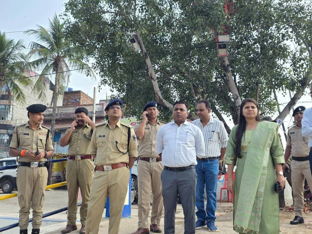 दुर्गापूजा मूर्ति विसर्जन को लेकर जिला पदाधिकारी और पुलिस अधीक्षक ने किया खीरी पोखर का निरीक्षण, सुरक्षित विसर्जन के लिए दिए आवश्यक निर्देश।
दुर्गापूजा की मूर्ति विसर्जन प्रक्रिया को शांतिपूर्ण, सुरक्षित एवं व्यवस्थित ढंग से संपन्न कराने के उद्देश्य से दिनांक 22 अक्टूबर 2026 को जिला पदाधिकारी श्री शेखर आनंद एवं श्री हिमांशु पुलिस अधीक्षक महोदय ने नगर परिषद् शेखपुरा अंतर्गत खीरी पोखर का निरीक्षण किया। इस दौरान उन्होंने विसर्जन स्थल पर सुरक्षा, साफ-सफाई, बिजली एवं यातायात व्यवस्था का जायजा लिया और संबंधित पदाधिकारियों को आवश्यक दिशा-निर्देश दिए।
निरीक्षण के दौरान अनुमंडल पदाधिकारी शेखपुरा सुश्री प्रियंका कुमारी , ट्रैफिक डीएसपी सहित अन्य संबंधित पदाधिकारी उपस्थित थे। जिला पदाधिकारी महोदय ने खीरी पोखर में मूर्ति विसर्जन के दौरान श्रद्धालुओं की सुरक्षा को सर्वोच्च प्राथमिकता देने पर जोर दिया। उन्होंने संबंधित अधिकारियों को निर्देश दिया कि विसर्जन स्थल पर पर्याप्त रोशनी की व्यवस्था सुनिश्चित की जाए, ताकि श्रद्धालुओं को किसी प्रकार की परेशानी का सामना न करना पड़े। उन्होंने कहा कि तालाब एवं उसके आसपास के क्षेत्र की समुचित साफ-सफाई कराने का निर्देश दिया। साथ ही, विसर्जन के दौरान किसी भी अप्रिय घटना से बचाव के लिए पर्याप्त संख्या में गोताखोरों की उपलब्धता सुनिश्चित करने को कहा। उन्होंने स्पष्ट किया कि विसर्जन स्थल पर सुरक्षा संबंधी सभी आवश्यक इंतजाम समय पर पूरे किए जाएं, ताकि श्रद्धालु सुरक्षित वातावरण में धार्मिक अनुष्ठान संपन्न करा सकें। खीरी पोखर का जायजा लेते हुए जिला पदाधिकारी महोदय ने विशेष रूप से निर्देश दिया कि मूर्ति विसर्जन के दौरान श्रद्धालु तालाब के अधिक गहरे पानी में न जाएं। उन्होंने संबंधित पदाधिकारियों को निर्देशित किया कि श्रद्धालुओं को सुरक्षा संबंधी सावधानियों के प्रति जागरूक किया जाए तथा विसर्जन के दौरान आवश्यक निगरानी रखी जाए। इसका उद्देश्य किसी भी संभावित दुर्घटना को रोकना और सभी श्रद्धालुओं की सुरक्षा सुनिश्चित करना है। निरीक्षण के दौरान जिला पदाधिकारी ने यातायात निरीक्षक को विसर्जन के दौरान यातायात व्यवस्था सुगम बनाए रखने का निर्देश दिया। उन्होंने कहा कि मूर्ति विसर्जन के दौरान श्रद्धालुओं की आवाजाही को ध्यान में रखते हुए यातायात का उचित प्रबंधन किया जाए, ताकि अनावश्यक जाम की स्थिति उत्पन्न न हो और आम लोगों को आवागमन में कठिनाई का सामना नहीं करना पड़े।
जिला पदाधिकारी महोदय ने सभी संबंधित पदाधिकारियों को आपसी समन्वय के साथ कार्य करने तथा विसर्जन स्थल पर विधि-व्यवस्था बनाए रखने के निर्देश दिए। उन्होंने कहा कि प्रशासन का मुख्य उद्देश्य दुर्गापूजा मूर्ति विसर्जन को शांतिपूर्ण, सुरक्षित एवं सुव्यवस्थित ढंग से संपन्न कराना है।
जिला प्रशासन की ओर से विसर्जन प्रक्रिया के दौरान सुरक्षा, स्वच्छता, प्रकाश व्यवस्था, गोताखोरों की उपलब्धता एवं यातायात प्रबंधन पर विशेष ध्यान देने के निर्देश दिए गए हैं, ताकि श्रद्धालु बिना किसी परेशानी के विसर्जन की प्रक्रिया पूरी कर सकें।