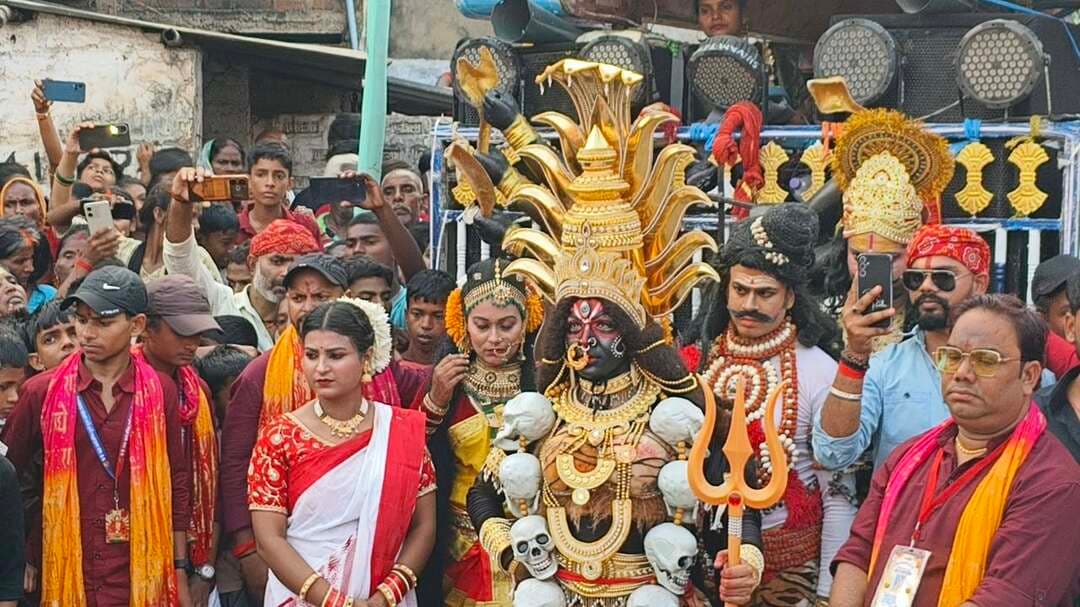 श्री श्री 108 सार्वजनिक दुर्गा पूजा समिति गिरिहिंडा की ओर से मां दुर्गा को दी गई अंतिम विदाई, उमड़ी श्रद्धालुओं की भीड़।
शेखपुरा जिले में शारदीय नवरात्र के आठवें, नौवें और दसवें दिन मां दुर्गा की पूजा-अर्चना के बाद अब प्रतिमाओं का विसर्जन किया जा रहा है। गुरुवार को मां दुर्गा की प्रतिमाओं के विसर्जन के दौरान श्रद्धालुओं की भारी भीड़ उमड़ पड़ी। जिले में अधिकांश प्रतिमाओं का विसर्जन किया जा चुका है, जबकि कुछ प्रतिमाओं का विसर्जन बाकी है। गुरुवार की रात तक सभी प्रतिमाओं का विसर्जन पूरा होने की संभावना है।
श्री श्री 108 सार्वजनिक दुर्गा पूजा समिति, गिरिहिंडा की ओर से मां दुर्गा की प्रतिमा विसर्जन के दौरान विशेष दृश्य देखने को मिला। कलाकारों ने अपनी शानदार प्रस्तुतियों से माहौल को भक्तिमय बना दिया। कलाकारों ने मां काली, मां दुर्गा और भगवान गणेश के रूप धारण कर अपनी कला का प्रदर्शन किया, जिसने श्रद्धालुओं को आकर्षित किया।
इस दौरान मोहल्ले के लोगों और श्रद्धालुओं ने ‘जय माता दी’ के जयकारे लगाए और भक्ति गीतों पर जमकर झूमे। मां दुर्गा की अंतिम विदाई के दौरान पूरा वातावरण भक्तिमय नजर आया।
वहीं, दुर्गा पूजा और प्रतिमा विसर्जन को शांतिपूर्ण ढंग से संपन्न कराने के लिए जिला पुलिस प्रशासन की ओर से सुरक्षा के व्यापक इंतजाम किए गए थे। शहर के विभिन्न चौक-चौराहों और संवेदनशील स्थानों पर पुलिस बल की तैनाती की गई थी।
पुलिस अधीक्षक हिमांशु कुमार ने बताया कि शेखपुरा जिले में अधिकांश मां दुर्गा की प्रतिमाओं का विसर्जन हो चुका है। कुछ प्रतिमाओं का विसर्जन शेष है, जिसे गुरुवार की रात तक पूरा कर लिया जाएगा। उन्होंने बताया कि जिले में दुर्गा पूजा शांतिपूर्ण ढंग से संपन्न हुई।पुलिस प्रशासन की सतर्कता और सहयोग से पूजा एवं विसर्जन का कार्य शांतिपूर्ण तरीके से कराया जा रहा है।
मां दुर्गा की प्रतिमाओं की विदाई के साथ ही श्रद्धालुओं ने अगले वर्ष मां के पुनः आगमन की कामना की।
जय माता दी।