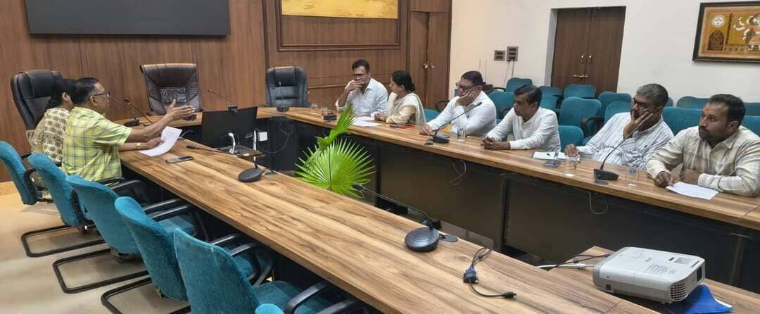 मान्यता प्राप्त राजनीतिक दलों के साथ मतदान केंद्रों के युक्तियुक्तकरण पर बैठक
---
भारत निर्वाचन आयोग नई दिल्ली एवं मुख्य निर्वाचन पदाधिकारी म.प्र. भोपाल द्वारा जारी निर्देशों के पालन में गुरुवार को कलेक्टर कार्यालय में मतदान केंद्रों के युक्तियुक्तकरण के प्रस्तावों पर चर्चा हेतु बैठक आयोजित की गई। बैठक की अध्यक्षता उप जिला निर्वाचन अधिकारी सुश्री दीक्षा भगोरिया ने की। बैठक में मतदान केंद्रों के युक्तियुक्तकरण के तहत भारत निर्वाचन आयोग को प्रेषित किए जाने से पूर्व तैयार किए गए संशोधित प्रस्तावों पर मान्यता प्राप्त राजनीतिक दलों के पदाधिकारियों से चर्चा की गई। इस दौरान बैठक में राजनीतिक दलों के प्रतिनिधियों को मतदान केंद्रों की संख्या, नाम और भवन में किए गए संशोधन की जानकारी दी गई। बैठक में इलेक्शन सुपरवाइजर श्री प्रफुल्ल शुक्ला सहित मान्यता प्राप्त राजनैतिक दलों के पदाधिकारी एवं सांसद व विधायकों के अधिकृत प्रतिनिधि मौजूद थे।
Jansampark Madhya Pradesh
General Administration Department, MP
Panchayat, Rural Development and Social Welfare Department of Madhya Pradesh
Election Commission of India
Chief Electoral Officer Madhya Pradesh
#ElectionCommissionOfIndia
#khandwa