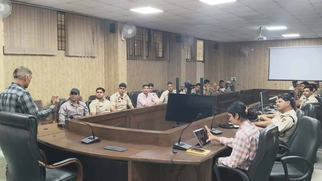 पुलिस अधीक्षक पलवल के मार्गदर्शन में पुलिसकर्मियों के लिए एचआईवी/एड्स जागरूकता कार्यशाला का आयोजन।
Aonenews अरविन्द बक्शी
पुलिस प्रवक्ता कार्यालय से प्राप्त जानकारी के अनुसार पुलिस अधीक्षक दीप्ति गर्ग के दिशा-निर्देशानुसार जिला पुलिस मुख्यालय में पुलिसकर्मियों के स्वास्थ्य एवं सुरक्षा को ध्यान में रखते हुए एचआईवी/एड्स विषय पर एक विशेष जागरूकता कार्यशाला (वर्कशॉप) का आयोजन किया गया।
इस कार्यशाला में स्वास्थ्य विभाग के विशेषज्ञ काउंसलर उमेद सिंह रावत (काउंसलर ICTC, नागरिक अस्पताल पलवल), श्रेया (काउंसलर ICTC, CHC हथीन) तथा निशा रानी (LT, ICTC, नागरिक अस्पताल पलवल) ने मुख्य वक्ता के रूप में भाग लिया और उपस्थित पुलिस अधिकारियों व कर्मचारियों को एचआईवी/एड्स से बचाव एवं सावधानियों के प्रति जागरूक किया।
*कार्यशाला में दी गई मुख्य जानकारियां*
विशेषज्ञों ने व्याख्यान देते हुए एचआईवी संक्रमण के कारण, रोकथाम तथा समाज में फैली भ्रांतियों को दूर करने पर जोर दिया:
*संक्रमण के मुख्य कारण:* असुरक्षित यौन संबंध, संक्रमित रक्त या रक्त उत्पादों का प्रयोग, एचआईवी संक्रमित सुई/सिरिंज का साझा उपयोग तथा संक्रमित मां से बच्चे में संक्रमण फैलने की संभावनाएं।
*बचाव एवं सावधानियां:*
1.हमेशा जांचा-परखा व लाइसेंस प्राप्त ब्लड बैंक से ही रक्त लें।
2.इंजेक्शन अथवा चिकित्सा प्रक्रियाओं के दौरान हमेशा नई व डिस्पोजेबल सिरिंज का उपयोग सुनिश्चित करें।
*भ्रांतियां एवं मिथक:* यह स्पष्ट किया गया कि एचआईवी छूने, हाथ मिलाने, गले मिलने, साथ बैठकर खाना खाने, कपड़े साझा करने अथवा मच्छर के काटने से बिल्कुल नहीं फैलता। ऐसे व्यक्तियों के प्रति भेदभाव न बरतते हुए सकारात्मक दृष्टिकोण अपनाना चाहिए।
कार्यशाला के दौरान बताया गया कि सभी सरकारी अस्पतालों एवं सामुदायिक स्वास्थ्य केंद्रों (CHC) में एचआईवी जांच और परामर्श सेवाएं पूरी तरह नि:शुल्क उपलब्ध हैं। इसके अतिरिक्त, किसी भी प्रकार की जानकारी अथवा सहायता के लिए राष्ट्रीय टोल-फ्री हेल्पलाइन नंबर 1097 पर संपर्क किया जा सकता है।
इस अवसर पर पुलिस विभाग के विभिन्न शाखाओं के अधिकारी व जवान उपस्थित रहे, जिन्होंने स्वास्थ्य विशेषज्ञों द्वारा दी गई जानकारियों को समझा और अपने दैनिक कार्यक्षेत्र में इन सावधानियों को अपनाने का संकल्प लिया।