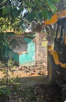 उत्तराखण्ड: रामनगर मे दो अवैध मजारों पर चला धामी सरकार का बुलडोजर* -