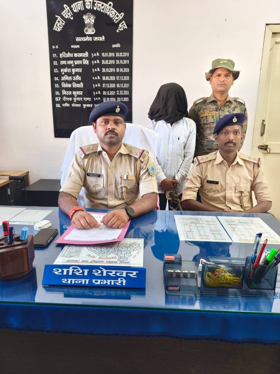 दुर्गा पूजा के दौरान नाबालिग बच्ची के अपहरण के प्रयास का मामला सामने आने के बाद बोकारो जिला के चतरोचट्टी थाना पुलिस ने त्वरित कार्रवाई करते हुए आरोपी को गिरफ्तार कर लिया। गिरफ्तार आरोपी की पहचान अमर राजा, पिता इश्तियाक अंसारी, निवासी सुंदरी मोहल्ला, लोढ़ी, थाना चतरोचट्टी, जिला बोकारो के रूप में हुई है। पुलिस ने गिरफ्तारी के बाद आरोपी को न्यायिक हिरासत में भेज दिया।बोकारो पुलिस अधीक्षक कार्यालय से 22 अक्टूबर 2026 को जारी प्रेस विज्ञप्ति के अनुसार, घटना 21 अक्टूबर को चतरोचट्टी थाना क्षेत्र के ग्राम घुटरे में हुई। नाबालिग बच्ची अपनी नानी के घर दुर्गा पूजा में शामिल होने आई थी। इसी दौरान उसके अपहरण के प्रयास का मामला सामने आया। घटना को गंभीरता से लेते हुए चतरोचट्टी थाना में कांड संख्या 48/2026 के तहत प्राथमिकी दर्ज की गई।
प्राथमिकी के बाद पुलिस की त्वरित कार्रवाई
मामले में प्राथमिकी दर्ज होने के बाद पुलिस ने कार्रवाई करते हुए नामजद आरोपी अमर राजा को गिरफ्तार कर लिया। आवश्यक कानूनी प्रक्रिया पूरी करने के बाद उसे न्यायिक हिरासत में भेज दिया गया। नाबालिग बच्ची की सुरक्षा से जुड़े इस मामले में पुलिस की त्वरित कार्रवाई अहम रही।छापेमारी दल में पुलिस अवर निरीक्षक अनुप रंजन बाखला, सहायक अवर निरीक्षक महेंद्र कुमार शर्मा, हवलदार गोरांग बनारा, आरक्षी 965 रविंद्र हांसदा, महिला आरक्षी 1709 सुमित्रा कुमारी तथा चालक नागेंद्र महतो शामिल थे।पुलिस की इस कार्रवाई के बाद मामले में कानूनी प्रक्रिया आगे बढ़ाई जा रही है।