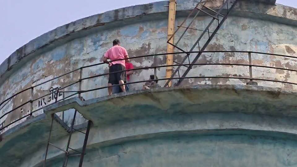 गिरिडीह में 150 फीट ऊंची पानी टंकी पर चढ़ा युवक, 4 साल के बच्चे को लेकर मचा हड़कंप
#Giridih #GiridihNews #JharkhandNews #WaterTankIncident #150FeetWaterTank #FourYearOldChild #ChildSafety #GiridihBreakingNews #Ajidih #MufassilPoliceStation #RescueOperation #YoungMan #FamilyDispute #JharkhandBreakingNews #DramaticIncident #WaterTankRescue #PoliceRescue #ChildRescue #GiridihUpdates #LocalNews #IndiaNews #BreakingNews #LatestNews #99News #99NewsDhanbad