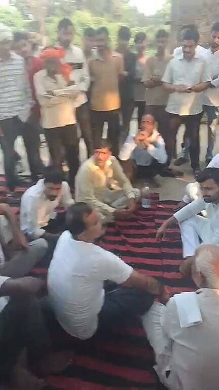 तीन साल में काम किया नहीं तो जवाब कहाँ से दे विधायक तो उन्होंने मोबाइल छुड़ाना ही उचित समझा
हेमंत जी पत्रकार का काम है सबाल जवाब करना वो तो पूछेंगे अगर दो रुपये का काम किया हो तो बताओ अभी जनता भी पूछेगी किस किस का मोबाइल छीनोगे विधायक जी #viralvideos #BreakingNews #gwalior #BhindNews #भिंड #viralreelschallenge #LiveNews #news #fbreels