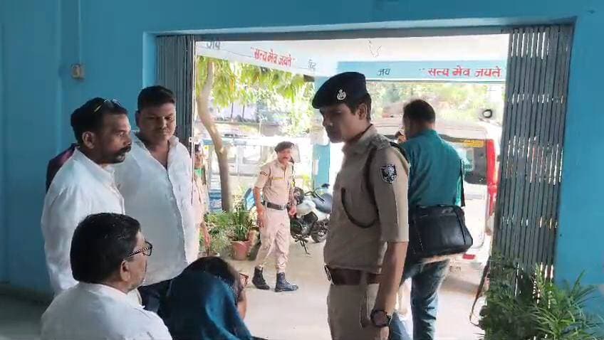 🚨 कैमूर ब्रेकिंग न्यूज़
🔴 रामगढ़ में महिला की मौत मामले में 5 आरोपी गिरफ्तार
🔴 दहेज हत्या की प्राथमिकी पर पुलिस की कार्रवाई, एक आरोपी की तलाश जारी
🔴 मोहनिया डीएसपी गोपाल कृष्ण ने प्रेस कॉन्फ्रेंस कर दी जानकारी