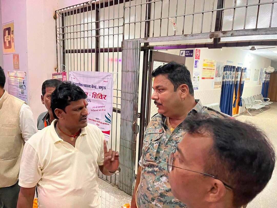 सड़क दुर्घटना में उमेश साव का निधन, संजीत यादव ने परिजनों को दी सांत्वना
जमुआ थाना क्षेत्र के खरगडीहा निवासी उमेश साव का कल हीरोडीह थाना क्षेत्र के किसगो के समीप सड़क दुर्घटना में निधन हो गया। घटना की सूचना मिलते ही जमुआ प्रखंड प्रमुख प्रतिनिधि संजीत यादव जमुआ सामुदायिक स्वास्थ्य केंद्र पहुंचे और घटना की जानकारी ली। उन्होंने शोकाकुल परिजनों को सांत्वना दी तथा प्रशासन और अस्पताल प्रबंधन से परिवार को हरसंभव सहायता दिलाने को लेकर बातचीत की। अधिकारियों ने सहयोग का आश्वासन दिया। संजीत यादव ने उमेश साव के परिवार के प्रति संवेदना व्यक्त करते हुए दुख की घड़ी में साथ खड़े रहने की बात कही।
#apnagiridihnews #GiridihNews