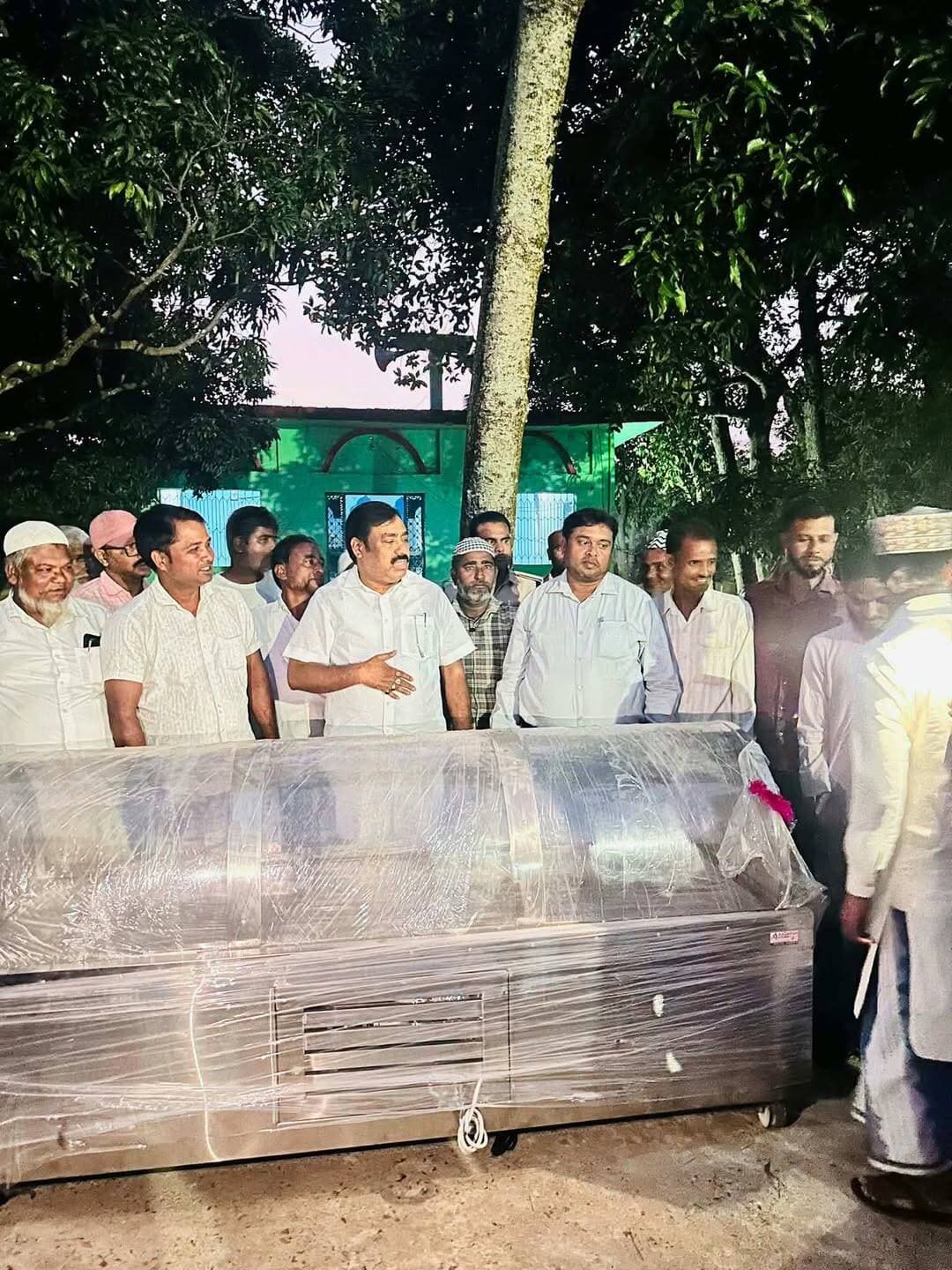 टंगटंगी खानकाह शरीफ में विधायक ने उपलब्ध कराया डी फ्रीजर
बहादुरगंज। विधायक तौसीफ आलम ने बहादुरगंज विधानसभा क्षेत्र अंतर्गत टंगटंगी खानकाह शरीफ में आज एक और डी फ्रीजर की व्यवस्था कराकर मुहैया कराया। इस पहल से खानकाह शरीफ में आने वाले लोगों को सुविधा मिलेगी। विधायक की इस पहल को क्षेत्र में जनसुविधाओं के विस्तार की दिशा में महत्वपूर्ण कदम माना जा रहा है।
