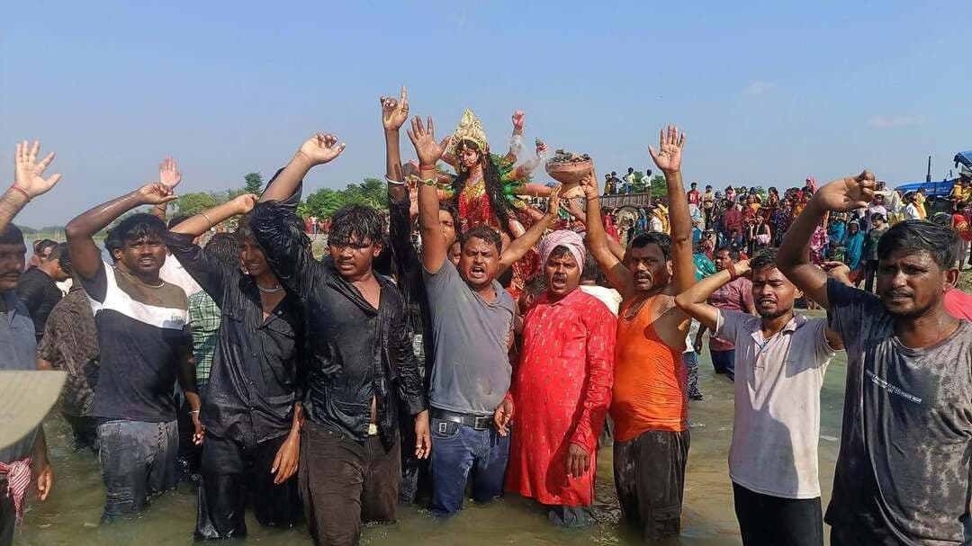 सुहिया हाट सार्वजनिक दुर्गा मंदिर में नम आंखों से मां दुर्गा की प्रतिमा का विसर्जन।
टेढागाछ प्रखण्ड क्षेत्र के चिलहानिया पंचायत के विभिन्न गांवों से होकर निकली विसर्जन यात्रा, श्रद्धालुओं ने मां दुर्गा को दी भावभीनी विदाई; पूजा समिति के सदस्यों ने आयोजन को सफल बनाने में निभाई अहम भूमिका।