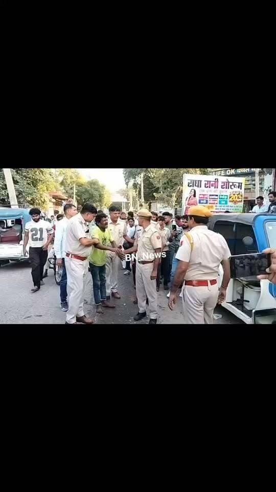 नीमराना अपहरण कांड का सीन रीक्रिएशन: 22 माह के मासूम कृष्णा के अपहरण के आरोपी विवेक कुमार को घटनास्थल पर लेकर पहुंची पुलिस, मौके पर जुटी लोगों की भारी भीड़। #BN_News