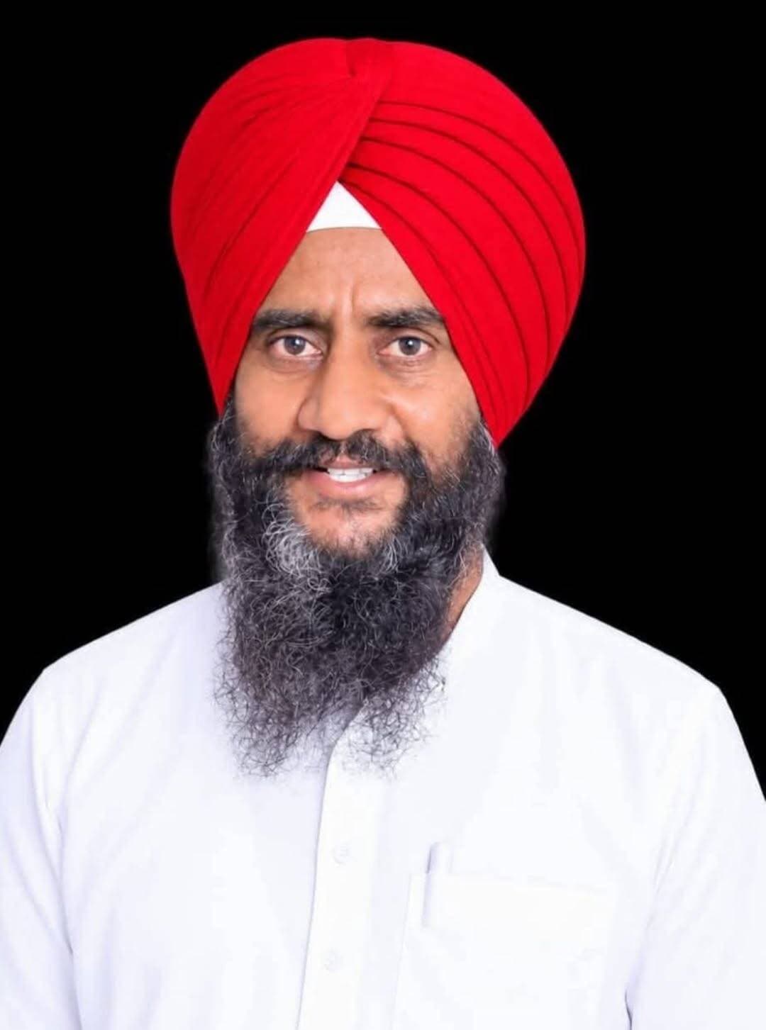 संयुक्त किसान मोर्चा की बैठक 23 अक्टूबर को रुद्रपुर में, आंदोलन की रणनीति पर होगा मंथन
किसान संगठनों की एकजुटता जरूरी — जगतार सिंह बाजवा
राष्ट्रीय आह्वान पर जिला मुख्यालय में सौंपा जाएगा ज्ञापन
रुद्रपुर, ऊधम सिंह नगर।
संयुक्त किसान मोर्चा के तत्वावधान में 23 अक्टूबर को सुबह 11 बजे गुरुद्वारा आवास विकास, रुद्रपुर के सभागार में विभिन्न किसान संगठनों के प्रतिनिधियों की बैठक आयोजित की जाएगी। बैठक में संयुक्त किसान मोर्चा के आगामी कार्यक्रमों और किसान हितों से जुड़े विभिन्न मुद्दों पर विस्तार से चर्चा की जाएगी। साथ ही किसानों की समस्याओं को लेकर आंदोलन की आगामी रणनीति भी तय की जाएगी।
संयुक्त किसान मोर्चा के राष्ट्रीय आह्वान पर 23 अक्टूबर को विभिन्न मांगों और जनहित से जुड़े मुद्दों को लेकर जिला मुख्यालय पर ज्ञापन सौंपा जाएगा। इस कार्यक्रम के माध्यम से किसानों की समस्याओं और उनकी जायज मांगों को सरकार तक पहुंचाने का प्रयास किया जाएगा।
संयुक्त किसान मोर्चा के सदस्य एवं भूमि बचाओ मुहिम के संयोजक किसान नेता जगतार सिंह बाजवा ने मोर्चे से जुड़े सभी किसान संगठनों के प्रतिनिधियों से बैठक में समय पर पहुंचने और राष्ट्रीय आह्वान के कार्यक्रम को सफल बनाने की अपील की है।
बाजवा ने कहा कि किसानों के अधिकारों, सम्मान और उनकी समस्याओं के समाधान के लिए सभी किसान संगठनों का एकजुट होकर संघर्ष करना समय की आवश्यकता है। उन्होंने कहा कि संयुक्त किसान मोर्चा किसानों की आवाज को मजबूती से उठाने और उनके हितों की रक्षा के लिए निरंतर प्रयासरत रहेगा।
उन्होंने सभी किसान संगठनों से एकजुटता बनाए रखने और किसानों के हित में सामूहिक रूप से संघर्ष करने का आह्वान किया।