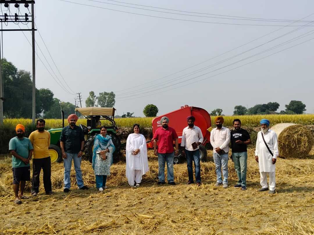 ਪਰਾਲੀ ਸਾੜਨ ਦੀ ਬਜਾਏ ਆਧੁਨਿਕ ਤਕਨੀਕ ਅਪਣਾਉਣ ਕਿਸਾਨ: ਮੁੱਖ ਖੇਤੀਬਾੜੀ ਅਫ਼ਸਰ*
*ਕੋਟ ਸਮੀਰ ਦੇ ਕਿਸਾਨ ਅਮਰੀਕ ਸਿੰਘ ਨੇ ਰਾਊਂਡ ਬੇਲਰ ਨਾਲ ਪਰਾਲੀ ਦੀਆਂ ਗੱਠਾਂ ਤਿਆਰ ਕਰਕੇ ਦਿੱਤਾ ਵਾਤਾਵਰਨ ਸੰਭਾਲ ਦਾ ਸੁਨੇਹਾ*
ਬਠਿੰਡਾ, 22 ਅਕਤੂਬਰ : ਜ਼ਿਲ੍ਹਾ ਬਠਿੰਡਾ ਦੇ ਪਿੰਡ ਕੋਟਸਮੀਰ ਦੇ ਅਗਾਂਹਵਧੂ ਕਿਸਾਨ ਅਮਰੀਕ ਸਿੰਘ ਪੁੱਤਰ ਜਗੀਰ ਸਿੰਘ ਨੇ ਝੋਨੇ ਦੀ ਪਰਾਲੀ ਦੇ ਸੁਚੱਜੇ ਸੰਭਾਲ ਲਈ ਰਾਊਂਡ ਬੇਲਰ ਮਸ਼ੀਨ ਦੀ ਵਰਤੋਂ ਕਰਕੇ ਪਰਾਲੀ ਦੀਆਂ ਗੱਠਾਂ ਤਿਆਰ ਕੀਤੀਆਂ ਹਨ। ਉਨ੍ਹਾਂ ਵੱਲੋਂ ਅਪਣਾਈ ਗਈ ਇਸ ਆਧੁਨਿਕ ਤਕਨੀਕ ਨਾਲ ਪਰਾਲੀ ਨੂੰ ਅੱਗ ਲਗਾਉਣ ਦੀ ਲੋੜ ਨਹੀਂ ਪੈਂਦੀ ਅਤੇ ਇਸ ਦੀ ਸੁਚੱਜੀ ਸੰਭਾਲ ਕੀਤੀ ਜਾ ਸਕਦੀ ਹੈ। ਕਿਸਾਨ ਅਮਰੀਕ ਸਿੰਘ ਦਾ ਇਹ ਉਪਰਾਲਾ ਵਾਤਾਵਰਨ ਦੀ ਸੁਰੱਖਿਆ ਅਤੇ ਖੇਤੀਬਾੜੀ ਨੂੰ ਟਿਕਾਊ ਬਣਾਉਣ ਵੱਲ ਇੱਕ ਸ਼ਲਾਘਾਯੋਗ ਕਦਮ ਹੈ।
ਕਿਸਾਨ ਅਮਰੀਕ ਸਿੰਘ ਨੇ ਆਧੁਨਿਕ ਖੇਤੀ ਮਸ਼ੀਨਰੀ ਦੀ ਵਰਤੋਂ ਕਰਕੇ ਹੋਰਨਾਂ ਕਿਸਾਨਾਂ ਨੂੰ ਵੀ ਪਰਾਲੀ ਸੰਭਾਲ ਲਈ ਪ੍ਰੇਰਿਤ ਕੀਤਾ ਹੈ। ਪਰਾਲੀ ਨੂੰ ਅੱਗ ਨਾ ਲਗਾਉਣ ਨਾਲ ਹਵਾ ਦੇ ਪ੍ਰਦੂਸ਼ਣ ਨੂੰ ਘਟਾਉਣ, ਮਿੱਟੀ ਦੀ ਉਪਜਾਊ ਸ਼ਕਤੀ ਬਰਕਰਾਰ ਰੱਖਣ ਅਤੇ ਵਾਤਾਵਰਨ ਨੂੰ ਸਾਫ਼-ਸੁਥਰਾ ਬਣਾਉਣ ਵਿੱਚ ਮਦਦ ਮਿਲਦੀ ਹੈ। ਉਨ੍ਹਾਂ ਦਾ ਇਹ ਉਪਰਾਲਾ ਹੋਰਨਾਂ ਕਿਸਾਨਾਂ ਲਈ ਪ੍ਰੇਰਨਾਦਾਇਕ ਹੈ ਅਤੇ ਕਿਸਾਨਾਂ ਨੂੰ ਪਰਾਲੀ ਸਾੜਨ ਦੀ ਬਜਾਏ ਆਧੁਨਿਕ ਤਕਨੀਕਾਂ ਅਪਣਾ ਕੇ ਇਸ ਦਾ ਸੁਚੱਜਾ ਪ੍ਰਬੰਧਨ ਕਰਨ ਦਾ ਸੰਦੇਸ਼ ਦਿੰਦਾ ਹੈ।
ਮੁੱਖ ਖੇਤੀਬਾੜੀ ਅਫ਼ਸਰ ਡਾ. ਹਰਪ੍ਰੀਤ ਪਾਲ ਕੌਰ ਨੇ ਕਿਸਾਨ ਅਮਰੀਕ ਸਿੰਘ ਦੇ ਇਸ ਉਪਰਾਲੇ ਦੀ ਸ਼ਲਾਘਾ ਕਰਦਿਆਂ ਜ਼ਿਲ੍ਹੇ ਦੇ ਸਮੂਹ ਕਿਸਾਨਾਂ ਨੂੰ ਅਪੀਲ ਕੀਤੀ ਕਿ ਉਹ ਵੀ ਫ਼ਸਲਾਂ ਦੀ ਰਹਿੰਦ-ਖੂੰਹਦ ਦੇ ਦੀ ਸੰਭਾਲ ਲਈ ਆਧੁਨਿਕ ਮਸ਼ੀਨਾਂ ਦੀ ਵਰਤੋਂ ਕਰਨ। ਉਨ੍ਹਾਂ ਕਿਹਾ ਕਿ ਪਰਾਲੀ ਨੂੰ ਅੱਗ ਲਗਾਉਣ ਨਾਲ ਵਾਤਾਵਰਨ ਪ੍ਰਦੂਸ਼ਿਤ ਹੁੰਦਾ ਹੈ, ਮਿੱਟੀ ਅਤੇ ਪਾਣੀ ਦੀ ਸਿਹਤ 'ਤੇ ਮਾੜਾ ਅਸਰ ਪੈਂਦਾ ਹੈ ਅਤੇ ਜ਼ਮੀਨ ਵਿੱਚ ਮੌਜੂਦ ਮਿੱਤਰ ਕੀਟ ਨਸ਼ਟ ਹੋ ਜਾਂਦੇ ਹਨ । ਜਿਸ ਨਾਲ ਜ਼ਮੀਨ ਦੀ ਉਪਜਾਊ ਸ਼ਕਤੀ ਵੀ ਪ੍ਰਭਾਵਿਤ ਹੁੰਦੀ ਹੈ।
ਮੁੱਖ ਖੇਤੀਬਾੜੀ ਅਫ਼ਸਰ ਨੇ ਕਿਸਾਨਾਂ ਨੂੰ ਸਲਾਹ ਦਿੱਤੀ ਕਿ ਉਹ ਸਹਿਕਾਰੀ ਸਭਾਵਾਂ ਅਤੇ ਹੋਰ ਉਪਲਬਧ ਸਾਧਨਾਂ ਰਾਹੀਂ ਬੇਲਰ ਸਮੇਤ ਫ਼ਸਲਾਂ ਦੀ ਰਹਿੰਦ-ਖੂੰਹਦ ਦੀ ਸੰਭਾਲ ਲਈ ਵਰਤੀਆਂ ਜਾਣ ਵਾਲੀਆਂ ਮਸ਼ੀਨਾਂ ਦਾ ਲਾਭ ਲੈਣ ਅਤੇ ਪਰਾਲੀ ਦਾ ਵਾਤਾਵਰਨ ਪੱਖੀ ਤਰੀਕਿਆਂ ਨਾਲ ਨਿਪਟਾਰਾ ਕਰਨ। ਉਨ੍ਹਾਂ ਕਿਹਾ ਕਿ ਅਮਰੀਕ ਸਿੰਘ ਵਰਗੇ ਅਗਾਂਹਵਧੂ ਕਿਸਾਨਾਂ ਨੂੰ ਆਪਣੇ ਆਲੇ-ਦੁਆਲੇ ਦੇ ਕਿਸਾਨਾਂ ਨੂੰ ਵੀ ਪਰਾਲੀ ਨਾ ਸਾੜਨ ਲਈ ਪ੍ਰੇਰਿਤ ਕਰਨਾ ਚਾਹੀਦਾ ਹੈ, ਤਾਂ ਜੋ ਵਾਤਾਵਰਨ ਦੀ ਸੁਰੱਖਿਆ ਦੇ ਨਾਲ-ਨਾਲ ਖੇਤੀਬਾੜੀ ਨੂੰ ਵੀ ਟਿਕਾਊ ਬਣਾਇਆ ਜਾ ਸਕੇ।
ਇਸ ਮੌਕੇ ਖੇਤੀਬਾੜੀ ਵਿਕਾਸ ਅਫ਼ਸਰ ਡਾ. ਗੁਰਜੀਤ ਵਿਰਕ, ਡਾ. ਅਸਮਾਨਦੀਪ ਸਿੰਘ, ਟੈਕਨੀਕਲ ਅਸਿਸਟੈਂਟ ਸੁਖਦੀਪ ਸਿੰਘ ਜੂਨੀਅਰ ਅਤੇ ਅਮਨਦੀਪ ਕੌਰ ਵੀ ਹਾਜ਼ਰ ਸਨ।