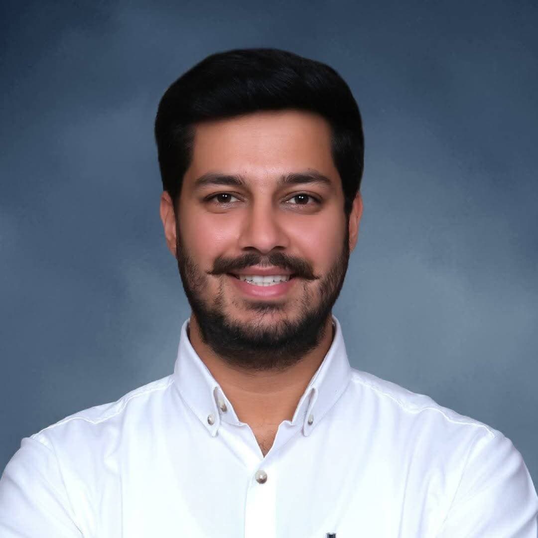 हिमाचल के अतुल ठाकुर BJYM के राष्ट्रीय मीडिया सह-प्रभारी नियुक्त
ABVP से शुरू हुआ संगठनात्मक सफर, वर्तमान में BJYM हिमाचल के प्रदेश प्रवक्ता; अब राष्ट्रीय स्तर पर संभालेंगे नई जिम्मेदारी
सोलन, 22 अक्टूबर। भारतीय जनता युवा मोर्चा (BJYM) की नवनियुक्त राष्ट्रीय टीम में हिमाचल प्रदेश के युवा नेता अतुल ठाकुर को राष्ट्रीय मीडिया सह-प्रभारी नियुक्त किया गया है। उनकी नियुक्ति को हिमाचल प्रदेश के राजनीतिक एवं संगठनात्मक क्षेत्र में महत्वपूर्ण उपलब्धि के रूप में देखा जा रहा है। विद्यार्थी जीवन से संगठनात्मक गतिविधियों में सक्रिय अतुल ठाकुर अब राष्ट्रीय स्तर पर युवा मोर्चा की मीडिया संबंधी जिम्मेदारियां निभाएंगे।
अतुल ठाकुर का संगठनात्मक सफर वर्ष 2012 में अखिल भारतीय विद्यार्थी परिषद (ABVP) से शुरू हुआ। उन्होंने वर्ष 2014-15 में चंडीगढ़ के राजकीय महाविद्यालय, सेक्टर-46 में कैंपस अध्यक्ष के रूप में जिम्मेदारी निभाई। इसके बाद वर्ष 2015-16 में वे ABVP चंडीगढ़ महानगर के संयुक्त सचिव और पंजाब प्रदेश कार्यकारिणी सदस्य रहे। वर्ष 2016-17 में भी उन्हें महानगर संयुक्त सचिव एवं प्रदेश कार्यकारिणी सदस्य का दायित्व सौंपा गया।
नवंबर 2016 से अतुल ठाकुर ने ABVP के पूर्णकालिक कार्यकर्ता के रूप में संगठन के लिए कार्य किया। हिमाचल प्रदेश विधानसभा चुनाव के दौरान उन्होंने अल्पकालिक विस्तारक के रूप में भी जिम्मेदारी निभाई। इसके अतिरिक्त, संगठनात्मक आंदोलनों में उनकी सक्रिय भागीदारी रही। शिमला में आयोजित घेराव रैली के दौरान उन्होंने संगठनात्मक गतिविधियों में योगदान दिया और लगभग तीन महीने तक शिमला में रहकर कार्य किया।
वर्तमान में अतुल ठाकुर भारतीय जनता युवा मोर्चा, हिमाचल प्रदेश के प्रदेश प्रवक्ता के रूप में कार्यरत हैं। प्रदेश स्तर पर संगठन का पक्ष रखने और मीडिया के माध्यम से युवा मोर्चा की गतिविधियों को जनता तक पहुंचाने का उन्हें अनुभव है। इसी संगठनात्मक अनुभव के आधार पर अब उन्हें राष्ट्रीय टीम में महत्वपूर्ण जिम्मेदारी सौंपी गई है।
राष्ट्रीय मीडिया सह-प्रभारी के रूप में अतुल ठाकुर युवा मोर्चा के कार्यक्रमों, संगठनात्मक पहलों और युवाओं से जुड़े मुद्दों को राष्ट्रीय स्तर पर प्रभावी ढंग से प्रस्तुत करने में भूमिका निभाएंगे। उनकी नियुक्ति से हिमाचल प्रदेश के युवा नेतृत्व को राष्ट्रीय स्तर पर प्रतिनिधित्व मिला है।
विद्यार्थी परिषद से लेकर युवा मोर्चा तक का उनका सफर संगठन के विभिन्न स्तरों पर निभाई गई जिम्मेदारियों और लंबे संगठनात्मक अनुभव को दर्शाता है। उनकी नई नियुक्ति से हिमाचल प्रदेश के भाजपा युवा मोर्चा कार्यकर्ताओं में उत्साह का माहौल है।
न्यूज टुडे हिमाचल ब्यूरो, सोलन