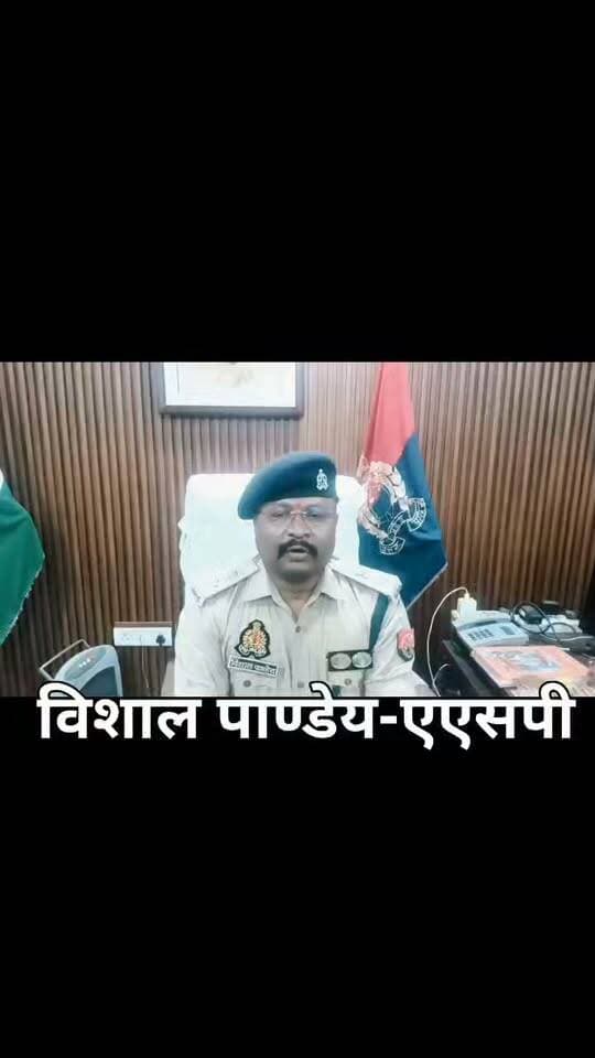 #Balrampur ! टायर चोरी की सूचना के बाद थाने पहुंचे व्यक्ति की बिगड़ी तबीयत, इलाज के दौरान मौत...
हालत बिगड़ने पर पुलिस ने सीएचसी से जिला अस्पताल पहुंचाया, मौत के कारणों समेत सभी पहलुओं की जांच जारी...
#बलरामपुर। #तुलसीपुर थाना क्षेत्र में ट्रक का टायर चोरी होने की सूचना के बाद थाने पहुंचे रणजीत सैनी की तबीयत अचानक बिगड़ गई। पुलिस ने उन्हें तत्काल सामुदायिक स्वास्थ्य केंद्र (सीएचसी) पहुंचाया। हालत गंभीर होने पर 108 एंबुलेंस से जिला चिकित्सालय भेजा गया, जहां उपचार के दौरान चिकित्सकों ने उन्हें मृत घोषित कर दिया।
अपर पुलिस अधीक्षक बलरामपुर ने बताया कि परमजीत नामक व्यक्ति ने ट्रक का टायर चोरी होने की सूचना दी थी। इसी सिलसिले में रणजीत सैनी थाने पहुंचे थे, जहां उनकी तबीयत अचानक काफी खराब हो गई। पुलिस ने तत्काल उन्हें अस्पताल पहुंचाया, लेकिन उपचार के दौरान उनकी मौत हो गई। पुलिस के अनुसार, मामले में नियमानुसार सभी पहलुओं की जांच की जा रही है।