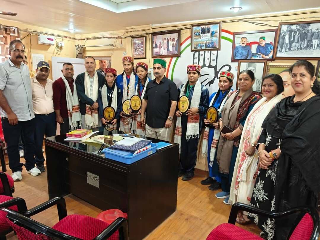 शाहपुर की 5 बेटियों का राष्ट्रीय फुटबॉल प्रतियोगिता के लिए चयन, क्षेत्र में खुशी की लहर!
Kangra Express
कांगड़ा : घरोह स्कूल की प्रतिज्ञा, खुशी शर्मा, शान्वी, आरुषि और मिलर डोल्मा ने बढ़ाया शाहपुर का मान। विधायक एवं उपमुख्य सचेतक केवल सिंह पठानिया ने रैत में पांचों बेटियों को सम्मानित कर उज्ज्वल भविष्य की शुभकामनाएं दीं।
बेटियों की इस शानदार उपलब्धि पर पूरे क्षेत्र को गर्व है।
📍 कांगड़ा एक्सप्रेस | Kangra Express News
#KangraExpressNews #Shahpur #Football #HimachalPradesh #GirlsPower #SportsNews #NewsUpdate #HimachalNews #viralpost