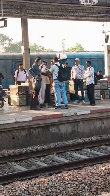 बांदीकुई जंक्शन पर यात्री और दो जवानों में देखें क्या हुआ