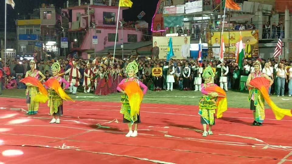 इंडोनेशिया के कलाकार प्रस्तुति देते हुए