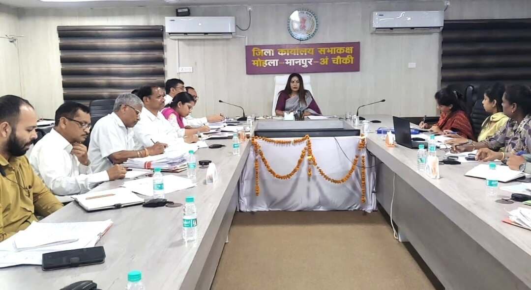 जिला कार्यालय के सभा कक्ष में कलेक्टर श्रीमती तनुजा सलाम ने राजस्व एवं खाद्य विभाग के अधिकारियों की समीक्षा बैठक लेकर विभागीय कार्यों की प्रगति की विस्तृत समीक्षा की।
- राजस्व प्रकरणों का समय-सीमा में निराकरण करें, धान खरीदी की तैयारियां समय रहते करें पूर्ण–कलेक्टर
- राजस्व एवं खाद्य विभाग की समीक्षा बैठक में लंबित प्रकरणों, फार्मर रजिस्ट्री और आगामी धान खरीदी की तैयारियों की हुई समीक्षा
#mmacdistrict_cg #chhattisgarh
@chhattisgarhcmo @dpr.chhattisgarh