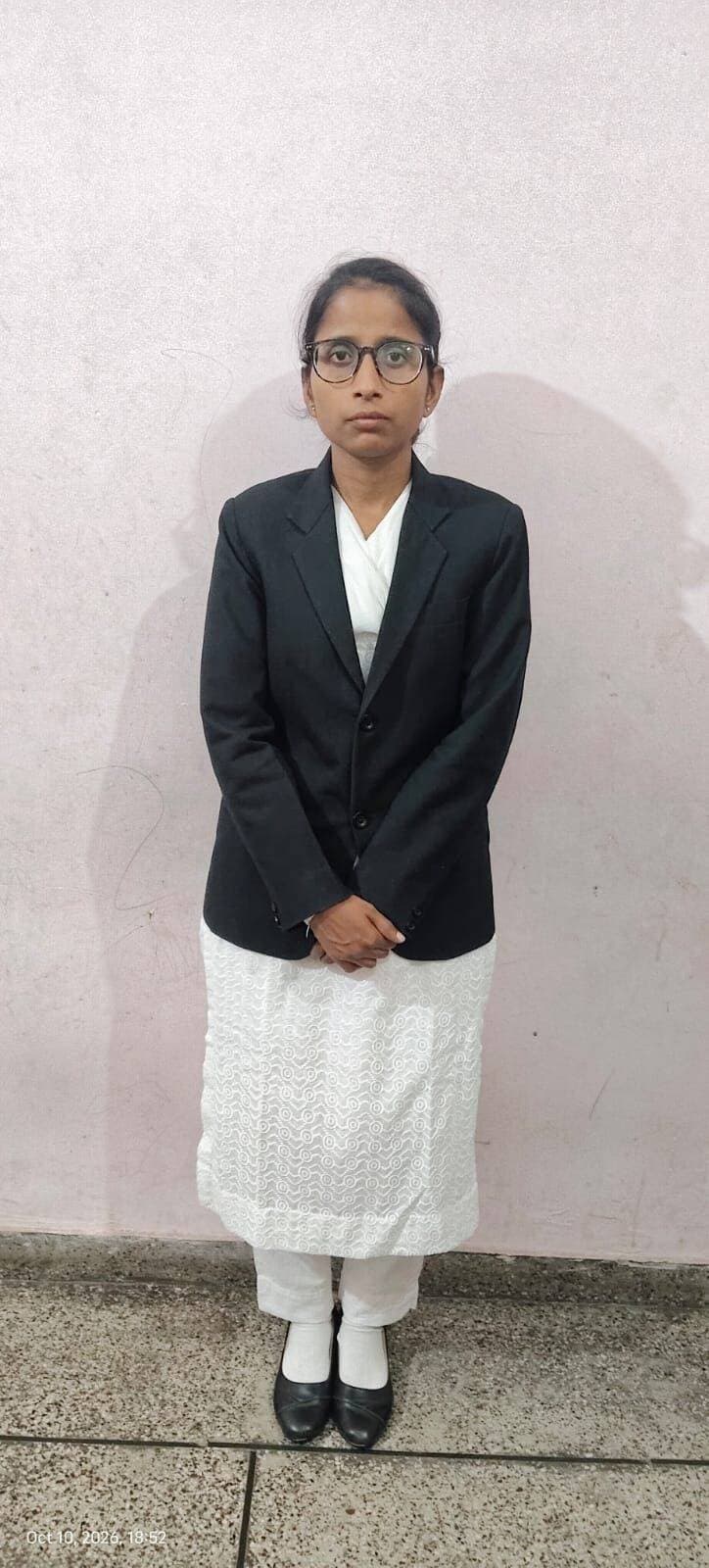 अधिवक्ता नीतू रानी एवं विपुल का सहायक जिला अटॉर्नी पद पर चयन
यमुनानगर, 22 अक्तूबर- जिला बार एसोसिएशन, जगाधरी (यमुनानगर) की कार्यकारिणी समिति ने एसोसिएशन की सम्मानित सदस्य अधिवक्ता सुश्री नीतू रानी व अधिवक्ता विपुल को हरियाणा में सहायक जिला अटॉर्नी (एडीए) के पद पर चयनित होने पर हार्दिक बधाई दी है। उनकी इस उपलब्धि से जिला बार एसोसिएशन में खुशी और गर्व का माहौल है।
कार्यकारिणी समिति ने कहा कि अधिवक्ता नीतू रानी व अधिवक्ता विपुल ने अपनी मेहनत, लगन और प्रतिभा के दम पर यह महत्वपूर्ण सफलता हासिल की है। उनका सहायक जिला अटॉर्नी के पद पर चयन न केवल उनके लिए, बल्कि पूरी जिला बार एसोसिएशन के लिए गर्व की बात है। उनकी यह उपलब्धि अन्य अधिवक्ताओं को भी अपने लक्ष्य की प्राप्ति के लिए निरंतर मेहनत करने की प्रेरणा देगी।
एसोसिएशन की कार्यकारिणी समिति ने अधिवक्ता नीतू रानी व अधिवक्ता विपुल के उज्ज्वल भविष्य की कामना करते हुए उम्मीद जताई कि वह अपने नए दायित्व का पूरी निष्ठा, ईमानदारी और समर्पण के साथ निर्वहन करेंगी तथा अपने कार्यों से न्याय व्यवस्था में महत्वपूर्ण योगदान देंगे। समिति ने उनके सफल और शानदार करियर के लिए शुभकामनाएं दी।
नीतू ने अपनी शिक्षा यमुनानगर के मिनर्वा इंटरनेशनल स्कूल एवं स्नातक (बीए) की शिक्षा गुरूनानक गल्र्स कॉलेज से प्राप्त की है। इसके बाद 2019 से 2022 तक एलएलबी की पढ़ाई कुरूक्षेत्र यूनिवर्सिटी से की। उन्होंने लगन और मेहनत के साथ यह मुकाम हासिल किया है। नीतू के पिता कोर्ट में टाईपिस्ट का कार्य करते हैं, उन्हें अपनी बेटी की इस उपलब्धि पर गर्व है और वे अत्यंत हर्षित है। इससे दोनों परिवारों एवं आस-पास के लोगों में खुशी की लहर है।