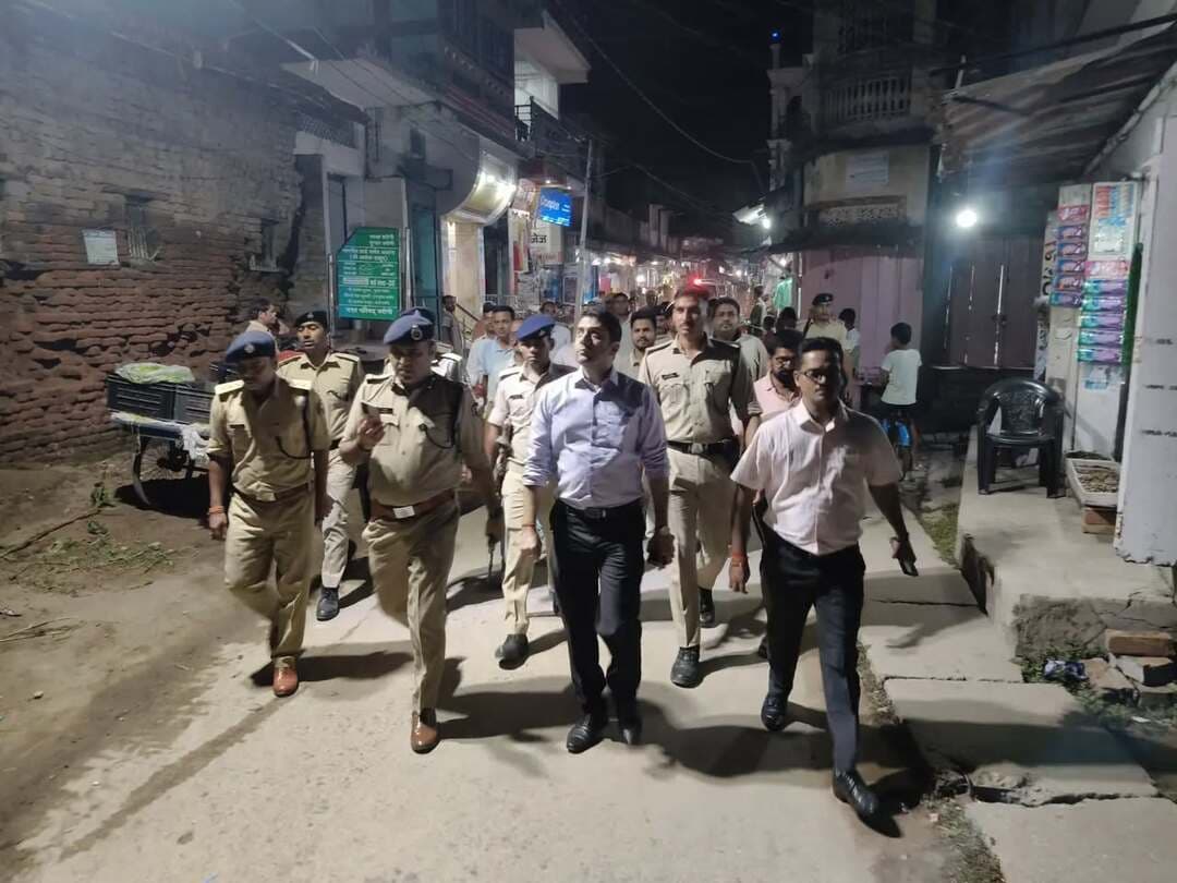 जिला पदाधिकारी, बेगूसराय श्री रिची पांडेय एवं पुलिस अधीक्षक श्री मनीष ने बारो दुर्गा स्थान के वार्ड संख्या 15 एवं 29 में स्थापित दुर्गा पूजा पंडालों का संयुक्त निरीक्षण किया। इस दौरान 24 अक्टूबर को निर्धारित प्रतिमा विसर्जन के मद्देनजर सुरक्षा एवं विधि-व्यवस्था की तैयारियों का जायजा लेते हुए संबंधित पदाधिकारियों को आवश्यक निर्देश दिए गए। उन्होंने विसर्जन जुलूस में नशे के सेवन पर निगरानी रखने तथा डीजे प्रतिबंध का सख्ती से अनुपालन सुनिश्चित कराने का निर्देश दिया।
IPRD Bihar
#begusarai