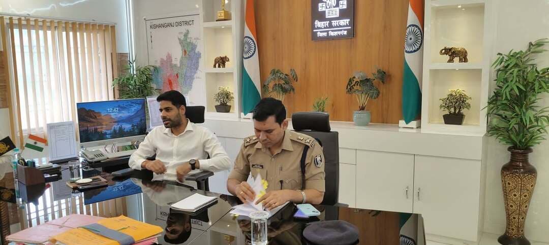किशनगंज जिला मुख्यालय में आज दिनांक 22 अक्टूबर 2026 को सहायक निर्वाची पदाधिकारी -सह- जिला पदाधिकारी नवीन कुमार एवं पुलिस कप्तान संतोष कुमार की संयुक्त अध्यक्षता में बिहार विधान परिषद कोशी स्नातक निर्वाचन 2026 के सफल आयोजन हेतु सभी पीठासीन पदाधिकारी एवं मतदान दल, मतदान दल सुरक्षा पदाधिकारी, माइक्रो प्रेक्षक , पुलिस पदाधिकारी को ब्रीफिंग किया गया ।
ब्रीफिंग के दौरान बिहार विधान परिषद् के 06-कोशी स्नातक निर्वाचन क्षेत्र के द्विवार्षिक निर्वाचन-2026 के संबंध में महत्वपूर्ण जानकारी दी गई ।
भारत निर्वाचन आयोग द्वारा निर्धारित कार्यक्रम के अनुसार बिहार विधान परिषद् के 06-कोशी स्नातक निर्वाचन क्षेत्र के द्विवार्षिक निर्वाचन-2026 हेतु निर्वाचन प्रक्रिया निर्धारित है। निर्वाचन की अधिसूचना दिनांक 29.09.2026 को जारी की गई है। नाम निर्देशन की अंतिम तिथि 06.10.2026, नाम निर्देशन पत्रों की संवीक्षा की तिथि 07.10.2026 तथा अभ्यर्थिता वापस लेने की अंतिम तिथि 09.10.2026 निर्धारित है।
मतदान दिनांक 23.10.2026 को पूर्वाह्न 08:00 बजे से अपराह्न 04:00 बजे तक होगा। मतगणना दिनांक 27.10.2026 को की जाएगी तथा निर्वाचन प्रक्रिया दिनांक 31.10.2026 तक पूर्ण कर ली जाएगी।
किशनगंज जिलान्तर्गत मतदान केन्द्र क्रमशः प्रखंड विकास पदाधिकारी, टेढ़ागाछ का कार्यालय वेश्म, प्रखंड विकास पदाधिकारी, बहादुरगंज का कार्यालय वेश्म, प्रखंड विकास पदाधिकारी, दिघलबैंक का कार्यालय वेश्म, प्रखंड विकास पदाधिकारी, ठाकुरगंज का कार्यालय वेश्म, प्रखंड विकास पदाधिकारी, पोठिया का कार्यालय वेश्म, प्रखंड विकास पदाधिकारी, कोचाधामन का कार्यालय वेश्म, प्रखंड विकास पदाधिकारी, किशनगंज का कार्यालय वेश्म तथा अनुमंडल दंडाधिकारी, किशनगंज के न्यायालय वेश्म में बनाए गए हैं।
मतदाता की पहचान हेतु वैकल्पिक दस्तावेजों की सूची निम्नलिखित हैं:-
आधार कार्ड, ड्राइविंग लाइसेंस, पैन कार्ड, भारतीय पासपोर्ट,
सरकारी/सार्वजनिक उपक्रम/स्थानीय निकाय अथवा अन्य संस्थाओं द्वारा जारी सेवा पहचान-पत्र,
सांसद/विधायक/पार्षद को जारी सरकारी पहचान-पत्र, संबंधित शैक्षिक संस्थान द्वारा जारी सेवा पहचान-पत्र, विश्वविद्यालय द्वारा जारी मूल डिग्री/डिप्लोमा प्रमाण-पत्र, सक्षम प्राधिकारी द्वारा जारी दिव्यांगता प्रमाण-पत्र तथा यू.डी.आई.डी. कार्ड , सामाजिक न्याय एवं अधिकारिकता मंत्रालय, भारत सरकार।
किशनगंज जिलान्तर्गत कुल 08 मतदान केन्द्र निर्धारित हैं। इन मतदान केन्द्रों पर कुल 3,554 मतदाता हैं, जिनमें 2,898 पुरुष एवं 656 महिला मतदाता शामिल हैं।
किशनगंज जिलान्तर्गत मतदान केन्द्रों पर मतदाताओं की संख्या निम्नवत है—
57-टेढ़ागाछ प्रखंड — पुरुष 180, महिला 34, अन्य 0, कुल 214
58-बहादुरगंज प्रखंड — पुरुष 429, महिला 92, अन्य 0, कुल 521
59-दिघलबैंक प्रखंड — पुरुष 272, महिला 51, अन्य 0, कुल 323
60-ठाकुरगंज प्रखंड — पुरुष 423, महिला 118, अन्य 0, कुल 541
61-पोठिया प्रखंड — पुरुष 285, महिला 62, अन्य 0, कुल 347
62-कोचाधामन प्रखंड — पुरुष 748, महिला 104, अन्य 0, कुल 852
63-किशनगंज प्रखंड — पुरुष 144, महिला 38, अन्य 0, कुल 182
प्रखंडों में कुल — पुरुष 2481, महिला 499, अन्य 0, कुल 2980।
अनुमंडलवार विवरण :
64-किशनगंज अनुमंडल — पुरुष 417, महिला 157, अन्य 0, कुल 574
जिला पदाधिकारी महोदय ने निर्वाचन को निष्पक्ष, स्वतंत्र, भयमुक्त एवं शांतिपूर्ण वातावरण में संपन्न कराने हेतु सभी संबंधित पदाधिकारियों एवं मतदान कर्मियों को निर्धारित निर्वाचन प्रक्रिया एवं आयोग के निर्देशों का अक्षरशः अनुपालन सुनिश्चित करने का निर्देश दिए ।
बताया गया कि इस निर्वाचन में मतदान प्रक्रिया सामान्य लोकसभा/विधानसभा निर्वाचन से भिन्न होगी। मतदान एकल संक्रमणीय मत प्रणाली के तहत अधिमान क्रम में होगा तथा ईवीएम के स्थान पर मतपेटी एवं मतपत्र का उपयोग किया जाएगा। मतदान के दौरान मॉक पोल का प्रावधान नहीं है तथा मतपत्र में NOTA का प्रावधान भी नहीं रखा गया है ।
निर्देश देते हुए उन्होंने कहा कि सभी पीठासीन पदाधिकारी, माइक्रो आब्जर्वर एवं वीडियोग्राफर के साथ आवंटित मतदान केंद्र के लिए दिनांक 22 अक्टूबर 2026 को प्रस्थान करेंगे तथा आवंटित मतदान केंद्र पर मतदान के दिन मतदान दल सुरक्षा पदाधिकारी के रूप में प्रतिनियुक्त रहकर अपने कर्तव्यों एवं दायित्वों का निर्वहन करते हुए मतदान के उपरांत पीठासीन पदाधिकारी, माइक्रो आब्जर्वर एवं वीडियोग्राफर के साथ पोल्ड मतपेटिका को वज्रगृह स्थल जिला स्कूल, पूर्णियां परिसर स्थित वज्रगृह ( क्षेत्रिय कार्यालय, बिहार विद्यालय परीक्षा समिति, पूर्णियां का भवन ) में जमा करवाना सुनिश्चित करेंगे ।
पुलिस अधीक्षक महोदय ने निर्देश देते हुए कहा कि अपने-अपने आवंटित क्षेत्र के अंतर्गत विधि व्यवस्था का संधारण हर हाल में सुनिश्चित करेंगे तथा विधि व्यवस्था की समस्या होने पर स्थानीय पुलिस पदाधिकारी के सहयोग से शांति व्यवस्था स्थापित करना सुनिश्चित करेंगे ताकि मतदान प्रक्रिया में किसी प्रकार का कोई व्यवधान उत्पन्न न हो तथा समय-समय पर स्थिति से अवगत कराते रहेंगे ।
निर्देश देते हुए उन्होंने कहा कि बिहार विधान परिषद कोशी स्नातक निर्वाचन स्वच्छ, निष्पक्ष, शांतिपूर्ण एवं भय मुक्त वातावरण में हर हाल में संपन्न कराना सुनिश्चित करेंगे ।
निर्वाचन से संबंधित किसी भी प्रकार की सूचना तथा सुझाव जिला नियंत्रण कक्ष दूरभाष संख्या 06456 -225152 पर दी जा सकती है ।
इस अवसर पर उप विकास आयुक्त, अपर समाहर्ता,राजस्व/ आपदा प्रबंधन/ विभागीय जांच, अनुमंडल पदाधिकारी, अनुमंडल पुलिस पदाधिकारी, पुलिस उपाधीक्षक यातायात,जिला उप निर्वाचन पदाधिकारी, अवर उप निर्वाचन पदाधिकारी सहित सभी पीठासीन पदाधिकारी एवं पुलिस पदाधिकारी आदि उपस्थित थे । #viralreels #viralreelschallenge #viralchallenge #vacaciones #vlog #newyork #videogames #viajes #2026Goals #makeuphack