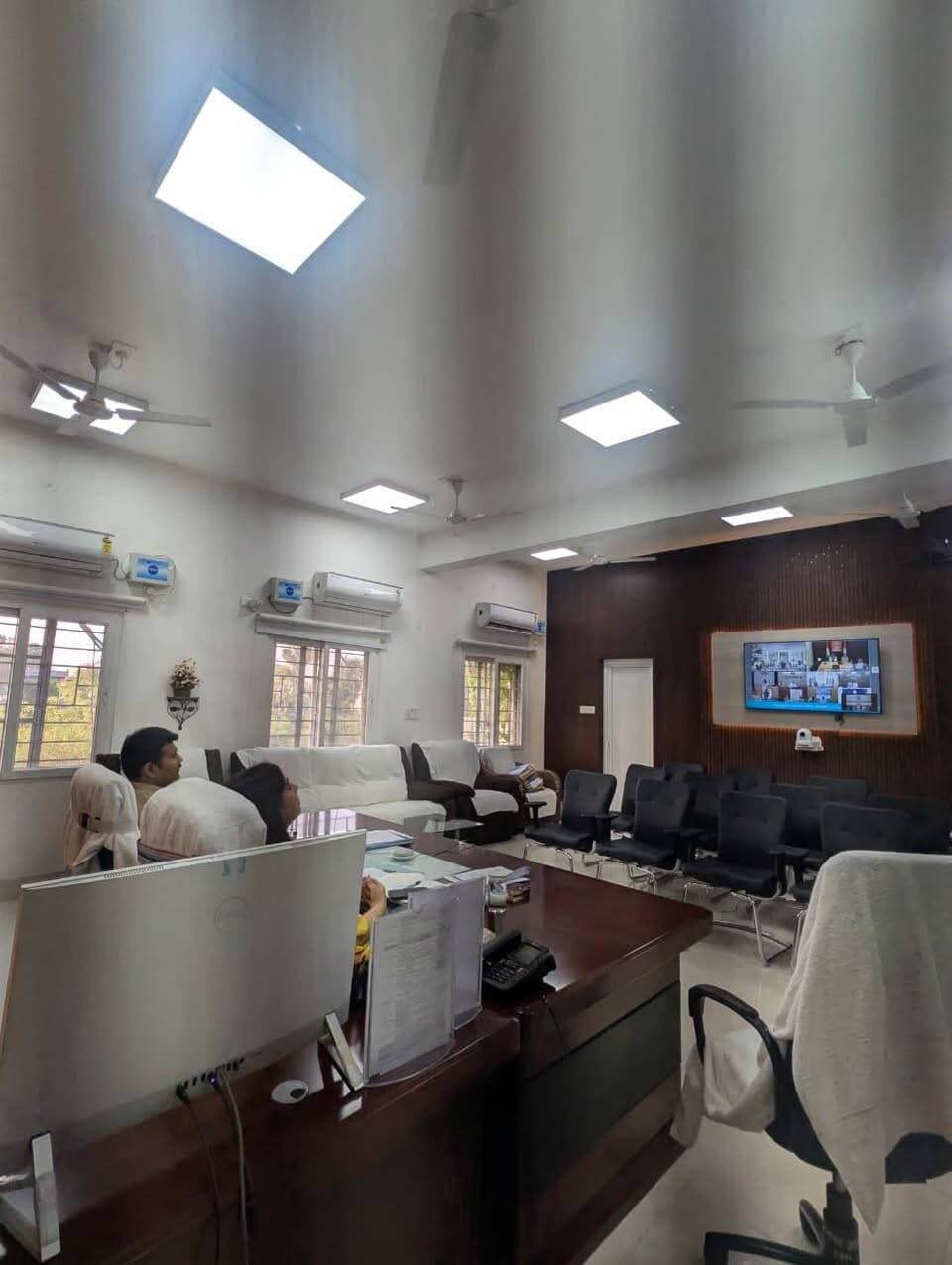 दुर्गा पूजा 2026: शांतिपूर्ण समापन के बाद DM और SP ने वीडियो कॉन्फ्रेंसिंग के जरिए की समीक्षा बैठक
आज दिनांक 22.10.2026 को जिला पदाधिकारी एवं पुलिस अधीक्षक महोदय द्वारा मुख्यालय स्तर से आयोजित एक महत्वपूर्ण समीक्षात्मक वीडियो कॉन्फ्रेंसिंग (VC) में संयुक्त रूप से भाग लिया गया।
यह बैठक जिले में दुर्गा पूजा पर्व के अत्यंत शांतिपूर्ण, सुरक्षित और सौहार्दपूर्ण वातावरण में संपन्न होने के उपरांत आयोजित की गई। वीसी के दौरान वरिष्ठ अधिकारियों ने पर्व को सफल बनाने के लिए तैनात सभी पुलिस बल, प्रशासनिक अधिकारियों और पूजा समितियों के सहयोग की सराहना की। साथ ही, आगामी दिनों में कानून-व्यवस्था को लेकर आवश्यक दिशा-निर्देश भी दिए गए।
प्रशासन की मुस्तैदी और आम जनता के सहयोग से इस वर्ष भी त्योहार आपसी भाईचारे की मिसाल बना। A1 express Public ki Awaz Public Ki Awaz - News