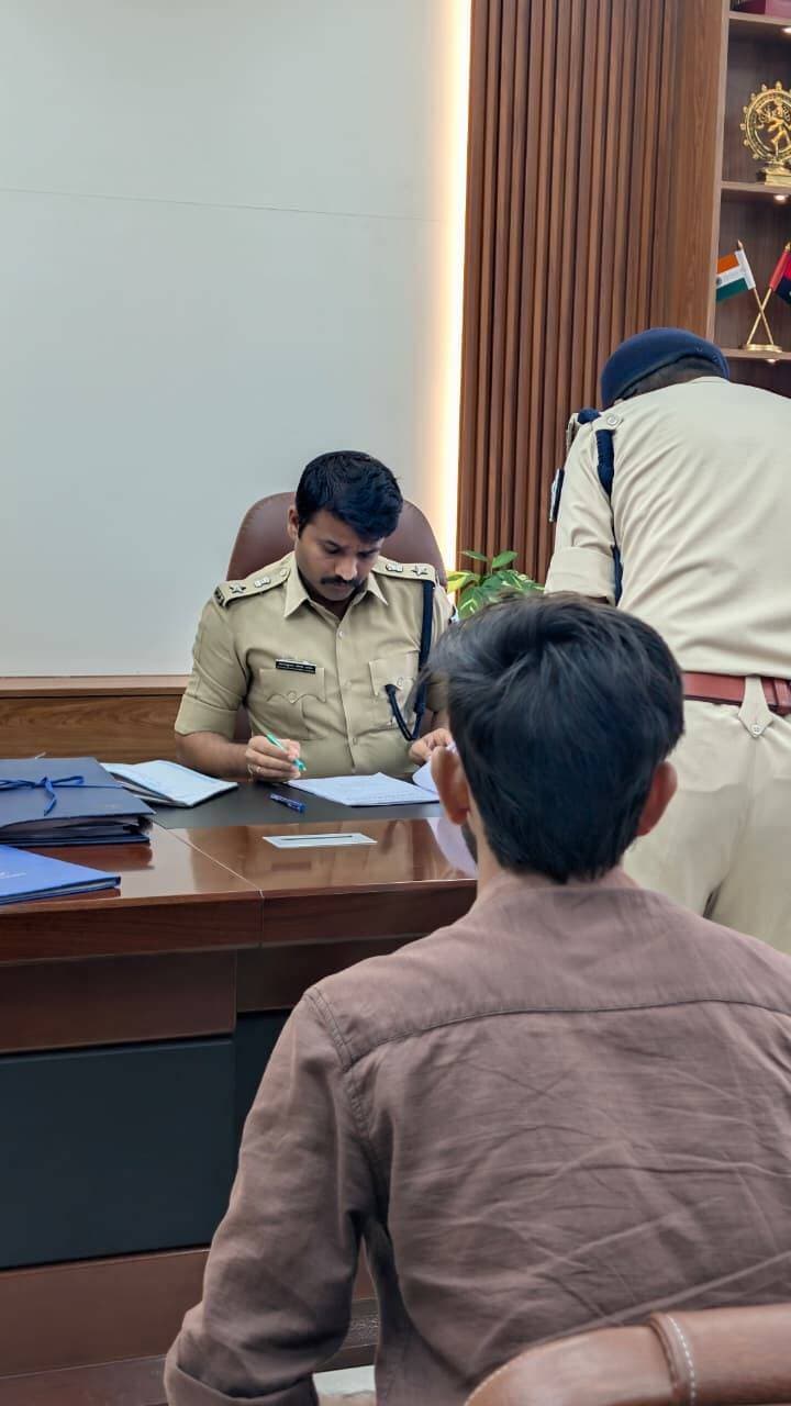 📢 अरवल: पुलिस अधीक्षक के जनता दरबार में सुनी गई 14 फरियादियों की समस्याएं, त्वरित निष्पादन के निर्देश
अरवल: आम जनता की समस्याओं के समाधान और पुलिसिंग को अधिक पारदर्शी बनाने के उद्देश्य से आज दिनांक 22.10.2026 को पुलिस अधीक्षक, अरवल द्वारा अपने कार्यालय कक्ष में 'जनता दरबार' का आयोजन किया गया।
इस जनता दरबार में जिले के विभिन्न क्षेत्रों से आए कुल 14 आगंतुकों ने अपनी-अपनी शिकायतों और समस्याओं को पुलिस अधीक्षक महोदय के समक्ष रखा। SP महोदय ने हर एक फरियादी की बात को बेहद गंभीरता और ध्यानपूर्वक सुना।
त्वरित कार्रवाई के निर्देश:
मामलों की गंभीरता को देखते हुए पुलिस अधीक्षक ने संबंधित पुलिस पदाधिकारियों को निर्देश दिया कि सभी शिकायतों का निष्पादन त्वरित और नियमानुसार किया जाए।
संवेदनशीलता और पारदर्शिता पर जोर:
SP महोदय ने साफ तौर पर कहा कि जनता की शिकायतों के निपटारे में संवेदनशीलता, पारदर्शिता और जवाबदेही हर हाल में सुनिश्चित होनी चाहिए। लापरवाही बरतने वाले अधिकारियों पर सख्त रुख अपनाया जाएगा।
👉 अरवल पुलिस आम जनता की सेवा और सुरक्षा के लिए सदैव तत्पर है।
#ArwalNews #ArwalSP #JantaDarbar #BiharPolice #PublicService #GoodGovernance #BiharNews #PeopleFirst Public ki Awaz Public Ki Awaz - News Arvind Yadav