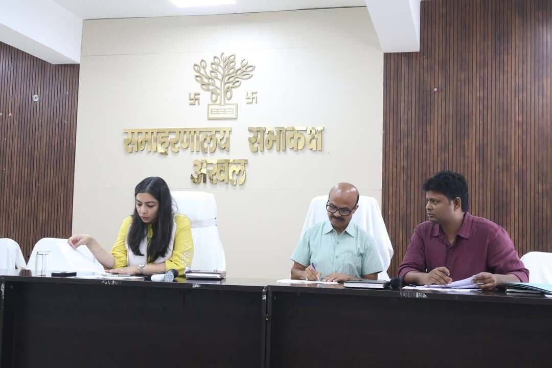 बिजली बिल की टेंशन खत्म! अरवल जिला प्रशासन की अपील - अपनाएं प्रधानमंत्री सूर्य घर-मुफ्त बिजली योजना ☀️🏡
अरवल जिले को ऊर्जा के क्षेत्र में आत्मनिर्भर और स्वच्छ बनाने के लिए जिला पदाधिकारी श्रीमती अमृषा बैंस की अध्यक्षता में एक महत्वपूर्ण समीक्षा बैठक आयोजित की गई। जिले में अब तक 163 घरों में रूफटॉप सोलर पैनल लगाए जा चुके हैं, और इस रफ्तार को और तेज किया जा रहा है।
❓ आपको इस योजना से क्या लाभ मिलेगा?
1️⃣ भारी सब्सिडी (अनुदान): केंद्र सरकार की ओर से अधिकतम ₹78,000 और बिहार सरकार की ओर से अधिकतम ₹20,000 यानी कुल ₹98,000 तक की वित्तीय सहायता!
2️⃣ सस्ता लोन: सोलर प्लांट लगाने के लिए सिर्फ 5.75% की रियायती ब्याज दर पर बैंक ऋण।
3️⃣ बिजली का बंपर उत्पादन:
• 1 KW प्लांट ➡️ प्रतिदिन ~4 यूनिट बिजली
• 2 KW प्लांट ➡️ प्रतिदिन ~8 यूनिट बिजली
• 3 KW प्लांट ➡️ प्रतिदिन ~12 यूनिट बिजली
🎪 आ रहा है 'सोलर मेला':
डीएम महोदया ने निर्देश दिया है कि जिले में जल्द ही 'सोलर मेले' का आयोजन किया जाएगा, जहां आपको आवेदन, लोन और सब्सिडी से जुड़ी हर जानकारी एक ही छत के नीचे मिलेगी।
विद्युत विभाग और जिला प्रशासन, अरवल आपसे अपील करता है कि इस योजना का लाभ उठाएं, अपनी छत पर सोलर प्लांट लगाएं और हर महीने भारी बिजली बिल से मुक्ति पाएं!
#Arwal #ArwalDistrict #PMSuryaGhar #FreeElectricity #SolarPanel #BiharGovernment #CleanEnergy #EcoFriendlyBihar #DmArwal Public ki Awaz Arvind Yadav