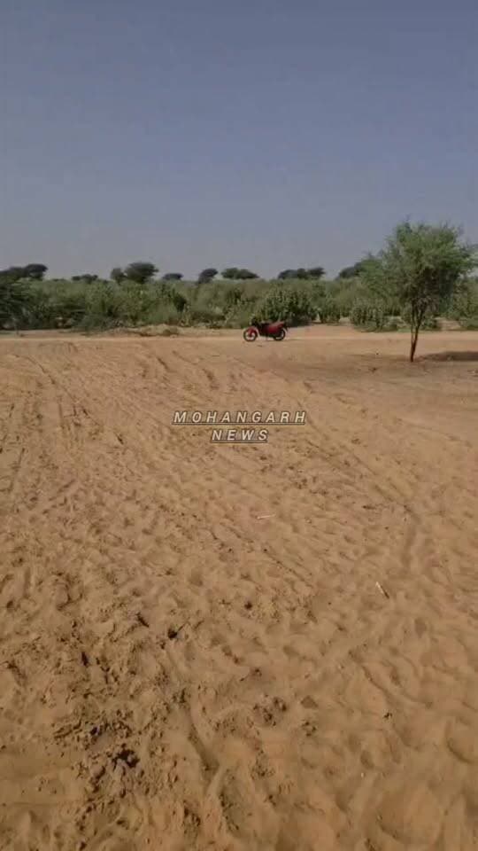 फकीरो की ढाणी में बेज़ुबान पशुओ के ट्रेक्टर टेंकर पशु खेली में पानी डालते हुए....मोहनगढ़ न्यूज़ ने उठाया था मुद्दा....
#JAISALMER #barmer #jaisalmer #मोहनगढ़ #MOHANGARH