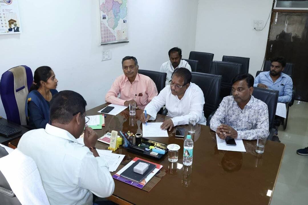 भारत निर्वाचन आयोग, नई दिल्ली द्वारा जारी निर्देश के अनुसार फोटोयुक्त निर्वाचक नामावलियों का विशेष संक्षिप्त पुनरीक्षण (SSR) अर्हता तिथि 01.01.2027 के संदर्भ में जिले में कार्यक्रम की घोषणा कर दी गई है।
उप जिला निर्वाचन अधिकारी श्री हरिवंश सिंह मीरी ने उक्त संबंध में आज जिले के मान्यता प्राप्त राजनैतिक दलों की बैठक ली l बैठक में SSR के संबंध में निर्देशानुसार विस्तृत जानकारी / सुझाव राजनैतिक दलों को दिया गया। साथ ही मतदान केन्द्रों का युक्तियुक्तकरण संबंध में तैयार प्रस्ताव की जानकारी दी गई।
#ssr #election #baloddistrict