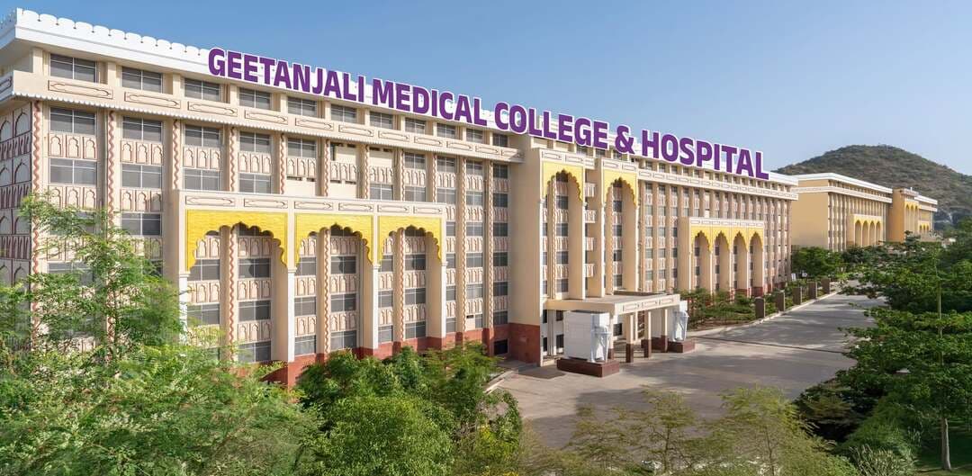 गीतांजलि अस्पताल जयपुर के साथ गीतांजलि अस्पताल उदयपुर भी CGHS से सूचीबद्ध, पात्र लाभार्थियों को मिलेगा उपचार का लाभ
उदयपुर/जयपुर। गीतांजलि हॉस्पिटल, उदयपुर एवं जयपुर के लिए स्वास्थ्य सेवाओं के क्षेत्र में एक महत्वपूर्ण उपलब्धि है। दोनों अस्पतालों के केंद्रीय सरकार स्वास्थ्य योजना (CGHS) के अंतर्गत सूचीबद्ध होने से पात्र लाभार्थियों को निर्धारित नियमों एवं शर्तों के अनुसार चिकित्सा सेवाओं का लाभ प्राप्त करने का अवसर मिलेगा।
गीतांजलि हॉस्पिटल आधुनिक चिकित्सा सुविधाओं, विशेषज्ञ चिकित्सकों और उन्नत उपचार सेवाओं के माध्यम से मरीजों को बेहतर स्वास्थ्य सुविधाएं उपलब्ध कराने के लिए प्रतिबद्ध है। CGHS के अंतर्गत सूचीबद्धता से पात्र केंद्रीय सरकारी कर्मचारियों, पेंशनभोगियों तथा योजना के अन्य लाभार्थियों को निर्धारित प्रक्रिया के अनुसार उपचार प्राप्त करने में शीघ्र सुविधा मिल सकती है। इस सम्बंध में गीतांजलि उदयपुर एवं CGHS के प्रतिनिधियों के बीच अनुबन्ध (MOU )सम्पादित हो चूका है
उदयपुर और जयपुर में अस्पताल की सेवाओं के माध्यम से पात्र लाभार्थियों के लिए गुणवत्तापूर्ण स्वास्थ्य सेवाओं तक पहुंच को और सुविधाजनक बनाने की दिशा में यह एक महत्वपूर्ण कदम है।
यह उपलब्धि गीतांजलि हॉस्पिटल की मरीज-केंद्रित स्वास्थ्य सेवाओं और चिकित्सा सुविधाओं के विस्तार के प्रति प्रतिबद्धता को दर्शाती है। अस्पताल का उद्देश्य आधुनिक चिकित्सा तकनीक, अनुभवी विशेषज्ञों और समर्पित स्वास्थ्यकर्मियों के सहयोग से मरीजों को बेहतर उपचार उपलब्ध कराना है।
CGHS के अंतर्गत उपलब्ध चिकित्सा विभागों, उपचार पैकेजों, दरों और रेफरल संबंधी नियमों की जानकारी के लिए लाभार्थी संबंधित अस्पताल से संपर्क कर सकते हैं।
अधिक जानकारी एवं संपर्क
गीतांजलि हॉस्पिटल, उदयपुर
संपर्क नंबर: 0294-2500044
गीतांजलि हॉस्पिटल, जयपुर
संपर्क नंबर: 0141-6700000
CGHS के अंतर्गत उपलब्ध उपचार सुविधाओं, पात्रता, आवश्यक दस्तावेजों एवं अन्य जानकारी के लिए संबंधित अस्पताल से संपर्क करें।
--