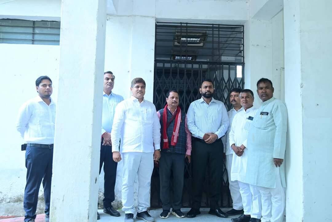 राजनीतिक दल के जिला स्तरीय प्रतिनिधियों के साथ जिलाधिकारी ने किया ईवीएम- विविपैट वेयरहाउस का निरीक्षण
पूर्वी चंपारण समाहरणालय मोतिहारी स्थित ईवीएम वीवीपैट वेयरहाउस का जिलाधिकारी के द्वारा राजनीतिक दलों के जिला स्तरीय प्रतिनिधियों के साथ निरीक्षण किया गया। यह रूटीन निरीक्षण था जिसे प्रतिमाह किया जाता है। निरीक्षण के दौरान वेयरहाउस की सुरक्षा मानको का जायजा लिया गया एवं वहां पर उपस्थित सुरक्षा प्रहरी को जरूरी निर्देश दिया गया। निरीक्षण के समय उप निर्वाचन पदाधिकारी पूर्वी चंपारण श्री आशुतोष राय भी उपस्थित थे।
Information & Public Relations Department, Government of Bihar Chief Electoral Officer,
