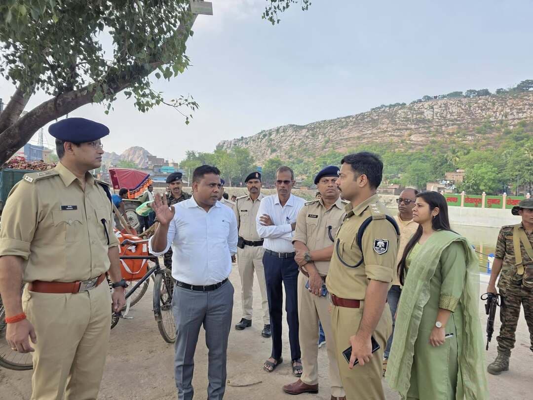 दुर्गापूजा की मूर्ति विसर्जन प्रक्रिया को शांतिपूर्ण, सुरक्षित एवं व्यवस्थित ढंग से संपन्न कराने के उद्देश्य से दिनांक 22 अक्टूबर 2026 को जिला पदाधिकारी श्री शेखर आनंद एवं श्री हिमांशु पुलिस अधीक्षक महोदय ने नगर परिषद् शेखपुरा अंतर्गत खीरी पोखर का निरीक्षण किया। इस दौरान उन्होंने विसर्जन स्थल पर सुरक्षा, साफ-सफाई, बिजली एवं यातायात व्यवस्था का जायजा लिया और संबंधित पदाधिकारियों को आवश्यक दिशा-निर्देश दिए।
Information & Public Relations Department, Government of Bihar
District Administration Sheikhpura Samrat Choudhary
CMO Bihar
#samratchoudhary
#cmsmarat