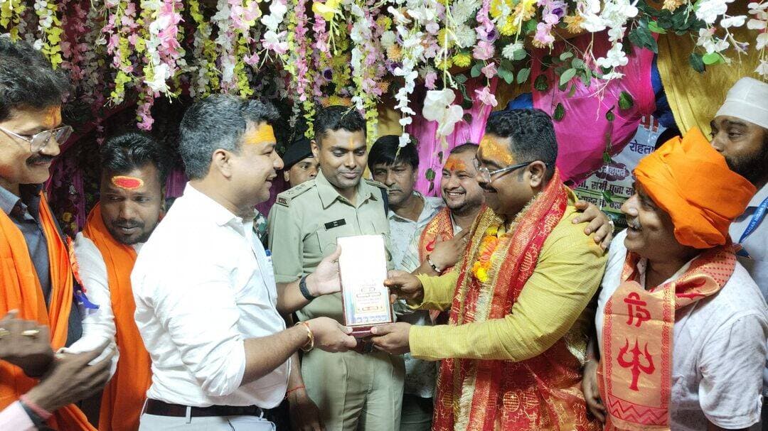 सासाराम में मूर्ति विसर्जन शांतिपूर्ण संपन्न,नगर निगम सेवा समिति की सराहनीय भूमिका
डीएम-एसपी सहित प्रशासनिक अधिकारियों और उत्कृष्ट पूजा समितियों को किया गया सम्मानित
सासाराम (रोहतास):दुर्गा पूजा के समापन अवसर पर सासाराम में मूर्ति विसर्जन का कार्य पूरी तरह से शांतिपूर्ण और सौहार्दपूर्ण वातावरण में संपन्न हुआ। इसमें नगर निगम सेवा समिति,सासाराम ने जिला प्रशासन के साथ कंधे से कंधा मिलाकर शांति व्यवस्था बनाए रखने में महत्वपूर्ण भूमिका निभाई।
समिति के द्वारा विसर्जन मार्ग में सेवा शिविर लगाकर प्रशासन, पुलिस और श्रद्धालुओं को लगातार सहयोग दिया गया। भीड़ नियंत्रण, ट्रैफिक व्यवस्था और साफ-सफाई में समिति के कार्यकर्ताओं ने दिन-रात मेहनत की, जिसकी शहर भर में सराहना हो रही है।
डीएम-एसपी हुए सम्मानित..........
इस सराहनीय कार्य के बाद नगर निगम सेवा समिति के मंच से जिला प्रशासन के अधिकारियों को सम्मानित किया गया। समिति के अध्यक्ष *रौशन कुमार गुप्ता* के द्वारा रोहतास के जिलाधिकारी *दीपक कुमार मिश्रा* और पुलिस अधीक्षक *मिस्टर राज* को अंगवस्त्र, माला और मोमेंटो देकर सम्मानित किया गया।
इस अवसर पर अध्यक्ष रौशन कुमार गुप्ता ने कहा कि "प्रशासन के सहयोग के बिना इतना बड़ा आयोजन शांतिपूर्ण तरीके से संपन्न होना संभव नहीं था। जिला प्रशासन और पुलिस ने जो सहयोग दिया, उसके लिए हम आभारी हैं।"
शहर के गणमान्य और उत्कृष्ट पूजा समितियां भी हुईं सम्मानित......
समिति ने सिर्फ प्रशासन ही नहीं,बल्कि शहर के नामचीन चेहरे और बेहतर कार्य करने वाली पूजा समितियों को भी मंच पर बुलाकर सम्मानित किया। जिन पूजा समितियों ने साफ-सफाई,अनुशासन और सामाजिक कार्य में बेहतर प्रदर्शन किया,उन्हें विशेष रूप से सम्मानित किया गया।
इस अवसर पर नगर निगम सेवा समिति के मंच पर *पप्पू सोनी, सरोज गुप्ता,सुनील गुप्ता,दिनेश चौधरी,संजय कुमार वैश्य,विजय कुमार साहू,रवि देवा* सहित सैकड़ों कार्यकर्ता और शहर के गणमान्य लोग मौजूद रहे।
पूरे कार्यक्रम में "सासाराम में शांति और भाईचारा" का संदेश दिया गया। स्थानीय लोगों ने कहा कि नगर निगम सेवा समिति हर साल इसी तरह समाज सेवा में आगे रहती है।
