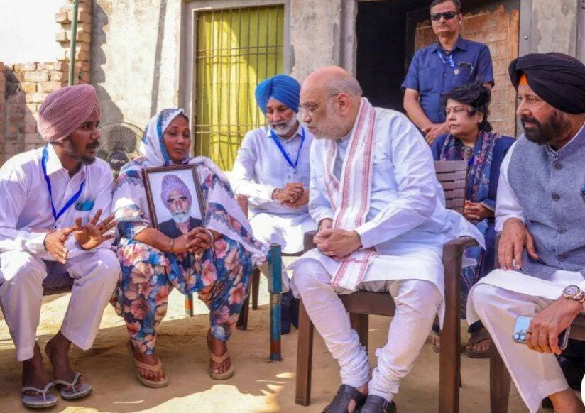 <nis:link nis:type=tag nis:id=पंजाब_विधानसभा_चुनाव2027 nis:value=पंजाब_विधानसभा_चुनाव2027 nis:enabled=true nis:link/>
क्या पंजाब चुनाव में नशा बनेगा सबसे बड़ा मुद्दा? हालिया घटनाओं ने बढ़ाई सियासी सरगर्मी
संगरिया की आवाज़।
पंजाब में अगले साल विधानसभा चुनाव होने हैं। इससे पहले सभी राजनीतिक पार्टियों ने अपनी-अपनी रणनीति बनाना शुरू कर दिया है। इसी बीच प्रदेश में एक बार फिर से नशे का मुद्दे चुनावी बहस के केंद्र में आ गया है। पिछले दिनों नशे के खिलाफ आवाज उठाने वाले लोगों की हत्या की गई। इसके बाद आम आदमी पार्टी सरकार पर विपक्ष गंभीर आरोप लगाए है। वहीं दूसरी तरफ राज्य सरकार अपनी कार्रवाई और एंटी-ड्रग अभियान का हवाला दे रही है।
वहीं पंजाब दौरे के दौरान केंद्रीय गृह मंत्री अमित शाह ने पीड़ित परिवारों से मुलाकात की है। ऐसे में सवाल है कि क्या नशा 2027 के पंजाब विधानसभा चुनाव का सबसे बड़ा मुद्दा बन सकता है?
हालिया घटनाओं ने क्यों बढ़ाई चिंता?
मानसा में नशे के खिलाफ आवाज उठाने वाले परविंदर सिंह झोटा की हत्या
मानसा में 13 अक्टूबर को मानसा में एंटी ड्रग एक्टिविस्ट परविंदर सिंह झोटा की दिनदहाड़े गोली मारकर हत्या कर दी। बताया जा रहा है कि एक मेडिकल स्टोर पर झोटा का नशीली दवाओं की बिक्री को लेकर विवाद हुआ था। इसके बाद उनकी गोली मारकर हत्या कर दी।
इस मामले की जांच भगवंत मान सरकार ने सीबीआई को सौंप दी है। वहीं पंजाब दौरे के दौरान केंद्रीय गृह मंत्री अमित शाह ने पीड़ित परिवार से मुलाकात की।
गुरदासपुर में बिक्रमजीत सिंह की हत्या पर भी उठे सवाल
15 अक्टूबर को बटाला के पास मारी पनवां गांव में बिक्रमजीत सिंह की हत्या हुई। इस घटना पर पीड़ित परिवार ने आरोप लगाया कि नशा तस्करी का विरोध करने पर बिक्रमजीत की हत्या की गई है। वहीं इस मामले जांच भी केंद्रीय अन्वेषण ब्यूरो (CBI) करेगी। मंगलवार को अमित शाह ने बिक्रमजीत सिंह के परिवार से मुलाकात की।
संगरूर में चिट्टे की शिकायत के बाद गुलजार सिंह की मौत
दरअसल, सितंबर महीने में दिरबा क्षेत्र के गुलजार सिंह ने एक सार्वजनिक कार्यक्रम में नशे की उपलब्धता को लेकर सवाल उठाए थे। इसके बाद उनकी जहर खाने से मौत हो गई। इस घटना के बाद प्रदेश सरकार पर विपक्ष द्वारा गंभीर आरोप लगाए गए। मामले में परिवार की ओर से भी दवाब और उत्पीड़न के आरोप लगाए हैं।
बता दें कि इन सभी घटनाओं ने प्रदेश में नशे के खिलाफ आवाज उठाने वालों की सुरक्षा पर गंभीर सवाल खड़े किए।
क्या नशे के खिलाफ सरकारी अभियान जमीन पर असर दिखा रहा है?
नशे के खिलाफ भगवंत मान सरकार ‘युद्ध नशों विरुद्ध’ और 'बिग 5' एक्शन प्लान के तहत राज्यव्यापी अभियान चला रही है। वहीं पंजाब पुलिस के 6 अक्टूबर 2026 तक जारी आंकड़ों के अनुसार, सरकार के एंटी-ड्रग अभियान के दौरान-
<nis:link nis:type=tag nis:id=विवरण_आंकड़े nis:value=विवरण_आंकड़े nis:enabled=true nis:link/>
दर्ज FIR 64,598
गिरफ्तार कथित तस्कर 82,739
जब्त हेरोइन 4,198 किलोग्राम
जब्त ड्रग मनी ₹22.58 करोड़
स्रोत: पंजाब पुलिस के एंटी-ड्रग अभियान के आंकड़े, 6 अक्टूबर 2026 तक।
पुलिस के ये आंकड़े बड़े पैमाने पर कार्रवाई की तस्वीर पेश करते है। लेकिन दूसरी तरफ गांवों में नशे की उपलब्धता को लेकर शिकायतें और हालिया घटनाएं सरकार के सामने अलग चुनौती पेश कर रही है।
नशे के मुद्दे पर किस पार्टी का क्या रुख है?
आम आदमी पार्टी (AAP)
वर्तमान में प्रदेश में आम आदमी पार्टी की सरकार है। राज्य सरकार द्वारा नशे के खिलाफ कई अभियान चलाए जा रहे है। इसके अलावा सरकार ने नशे के हॉटस्पॉट पर कार्रवाई, पुलिस अभियान और विभागों के बीच समन्वय पर जोर दिया है।
<nis:link nis:type=tag nis:id=भारतीय nis:value=भारतीय nis:enabled=true nis:link/> जनता पार्टी (BJP)
प्रदेश में नशे के खिलाफ आवाज उठाने वाले लोगों की हत्या को लेकर बीजेपी ने भगवंत मान सरकार पर कई गंभीर आरोप लगाए है। इसके अलावा उन्होंने सीएम मान से इस्तीफे की भी मांग की है।
आगामी चुनावों को देखते हुए सितंबर 2026 में <nis:link nis:type=tag nis:id=बीजेपी nis:value=बीजेपी nis:enabled=true nis:link/> ने नशा मुक्त पंजाब यात्रा निकाली। इसके अलावा हालिया घटनाओं के बाद प्रभावित परिवारों से पार्टी के नेताओं ने मुलाकात की। इसके साथ ही बीजेपी ने दावा किया कि यदि आगामी चुनाव में सरकार बनती है तो प्रदेश को नशामुक्त किया जाएगा।
<nis:link nis:type=tag nis:id=कांग्रेस nis:value=कांग्रेस nis:enabled=true nis:link/> (Congress)
कांग्रेस ने प्रदेश में नशे की समस्या पर प्रदेश सरकार को घेरा है। वहीं सीमा पार से कथित तस्करी को लेकर केंद्र सरकार की जिम्मेदारी पर भी सवाल उठाया है। उसका तर्क है कि केवल पंजाब सरकार को निशाना बनाने के बजाय ड्रग सप्लाई नेटवर्क और सीमावर्ती इलाकों में तस्करी रोकने के उपायों पर भी चर्चा होनी चाहिए।
<nis:link nis:type=tag nis:id=शिरोमणि nis:value=शिरोमणि nis:enabled=true nis:link/> अकाली दल (SAD)
प्रदेश में अकाली दल ने 'मावां-धियां इंसाफ यात्रा' के जरिए नशे से प्रभावित परिवारों, खासकर महिलाओं की चिंताओं को उठाया है। पार्टी ने मौजूदा सरकार के साथ पिछली कांग्रेस सरकार के कार्यकाल पर भी सवाल किए हैं।
संगरिया की आवाज़