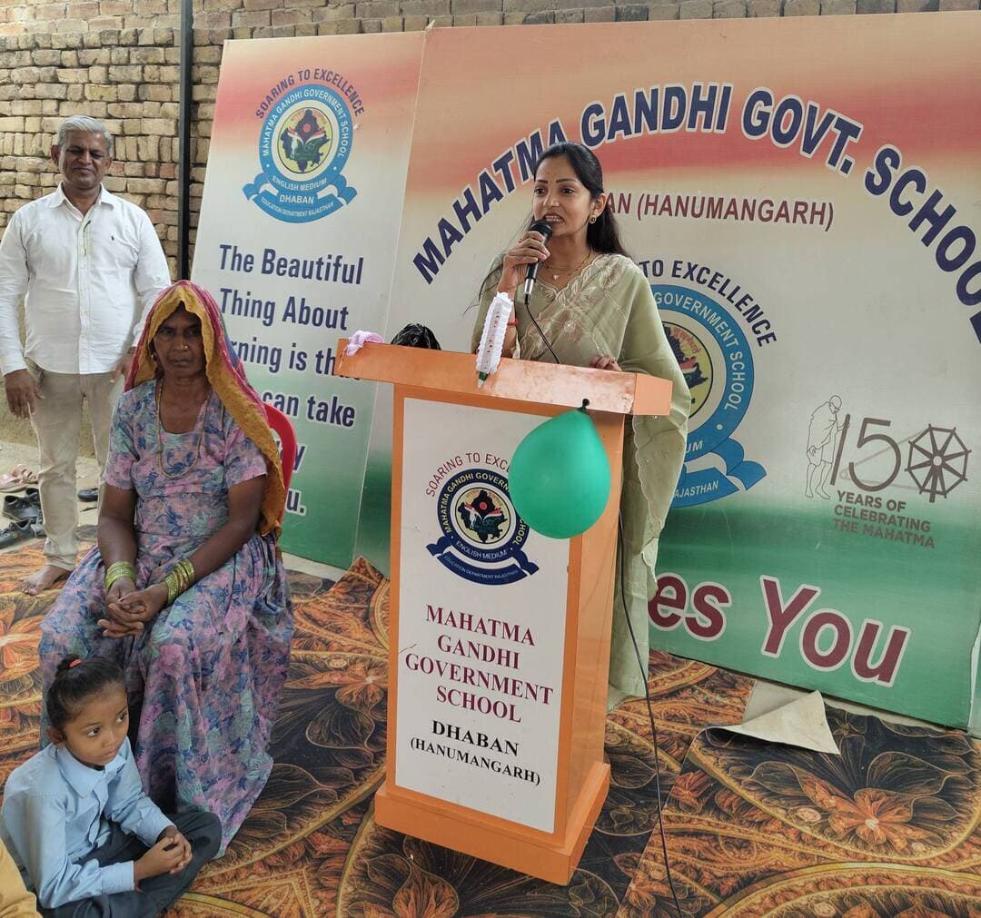 MGGS Dhaban
बाल मेले में नन्हे सितारों और माताओं की चहक — एमजीजीएस ढांबा में खुशियों का उत्सव
संगरिया की आवाज़।
#संगरिया नन्हे बच्चों को मनोरंजक गतिविधियों के माध्यम से सीखने तथा माताओं के साथ आनंदमय समय बिताने का अवसर देने के उद्देश्य से महात्मा गांधी राजकीय विद्यालय ढांबा में गुरुवार को नर्सरी, एलकेजी एवं यूकेजी कक्षाओं के नन्हे-मुन्ने बच्चों और उनकी माताओं के आपस में सीखने सिखाने की गतिविधियों की समझ व जागरूकता बढ़ाने के लिए बाल मेले का आयोजन किया गया।
बाल मेले में माताओं ने बढ़-चढ़कर भाग लिया। उमंग, हंसी और खुशियों के माहौल में बैलून गेम, कप गेम, आओ, देखो और पहचानो गेम सहित विभिन्न मनोरंजक खेलों का आयोजन किया गया जिनमें माताओं और बच्चों ने पूरे उत्साह से हिस्सा लिया। बच्चों की नृत्य प्रस्तुतियों ने उपस्थित सभी का मन मोह लिया।
कार्यक्रम में तहसीलदार मोनिका बंसल ने कहा कि बचपन खुशियों के साथ सीखने का समय है। माता-पिता और शिक्षक बच्चों के सपनों को उड़ान देने में हमेशा साथ रहें। उन्होंने बच्चों को खेल-खेल में सीखने, आत्मविश्वास रखने, अच्छे संस्कार अपनाने तथा पढ़ाई के साथ खेल और कला में भी भाग लेने का संदेश दिया।
इस अवसर पर विद्यालय परिवार और बच्चों ने तहसीलदार मोनिका बंसल का जन्मदिन भी हर्षोल्लास से मनाया। बच्चों सहित स्टाफ एवं अभिभावकों ने उन्हें जन्मदिन की शुभकामनाएं देकर इस पल को यादगार बनाया।
कार्यक्रम संचालन विद्यालय की शिक्षिकाओं संगीता, सुनीता एवं गगनदीप कौर ने रोचक और मनोरंजक अंदाज में किया। उन्होंने बच्चों और माताओं को खेल गतिविधियों में सहभागिता के लिए प्रोत्साहित किया।
उत्कृष्ट प्रदर्शन एवं उत्साहपूर्ण सहभागिता के लिए बच्चों और माताओं को पुरस्कार देकर सम्मानित किया गया। इस मौके पर विद्यालय की महिला शिक्षक इन्दु सहगल, सुचित्रा सहू, सोनिया सहित बच्चों और उनकी माताओं की उपस्थिति रही।
संगरिया की आवाज़