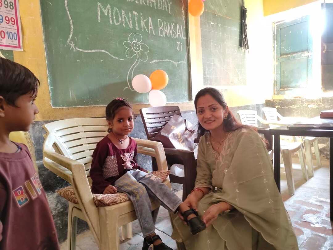 #जन्मदिन पर नन्हों को बांटी खुशियां,
“नर सेवा नारायण सेवा” का दिया संदेश
बच्चों की मुस्कान सबसे बड़ा उपहार
संगरिया की आवाज़।
#संगरिया तहसीलदार मोनिका बंसल ने अपना जन्मदिन गुरुवार को राजकीय प्राथमिक विद्यालय 1 आरटीपी के नन्हे बच्चों के साथ मनाकर एक अनूठी मिसाल पेश की। इस खास अवसर पर उन्होंने उत्सव को केवल अपने लिए सीमित नहीं रखा बल्कि विद्यालय के बच्चों के बीच जाकर उनके चेहरों पर मुस्कान बिखेरी।
जन्मदिन के मौके पर तहसीलदार ने सभी बच्चों को उपहार स्वरूप अपने हाथों से जूते पहनाए, स्टेशनरी वितरित की। इसके बाद उन्होंने बच्चों को अपने हाथों से मिष्ठान भी खिलाया। बच्चों की खुशी देखकर आनंद और स्नेह का माहौल बना। प्रधानाध्यापक सुनीता शर्मा एवं बच्चों ने भी तहसीलदार को जन्मदिन की हार्दिक शुभकामनाएं दीं और उनके लंबे, स्वस्थ एवं उज्ज्वल जीवन की कामना की।
इस अवसर पर तहसीलदार बंसल ने कहा कि खुशियां बांटने से बढ़ती हैं और बच्चों की मुस्कान ही सबसे बड़ा उपहार है। उन्होंने बच्चों को पढ़ाई, अनुशासन और अच्छे संस्कारों को अपनाने के लिए प्रेरित किया।
जन्मदिन को इस अनूठे एवं भावनात्मक तरीके से मनाकर समाज के लिए “नर सेवा ही नारायण सेवा है” का संदेश दिया। तहसीलदार की पहल बताती है कि सच्चा उत्सव वही है, जिसमें जरूरतमंदों और बच्चों की खुशी शामिल हो।
संगरिया की आवाज़