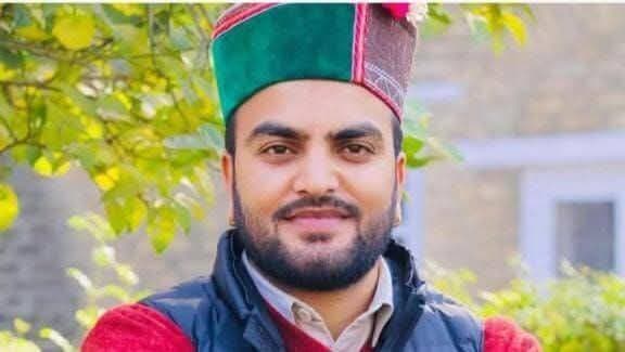 2 साल के बेटे के सिर से उठा पिता का साया, युवा कांग्रेस प्रदेश उपाध्यक्ष की करंट लगने से मौत; परिवार में पसरा मातम।
<nis:link nis:type=tag nis:id=हिमाचल nis:value=हिमाचल nis:enabled=true nis:link/> प्रदेश के चंबा जिले भरमौर से एक दुखद खबर सामने आई है, जहां पर युवा कांग्रेस के प्रदेश उपाध्यक्ष की करंट लगने से मौत हो गई। वहीं, इस हादसे के बाद मृतक के परिजनों का रो-रोकर बुरा हाल है और क्षेत्र के राजनीतिक गलियारों और युवाओं में शोक व्याप्त है।
जानकारी के मुताबिक, हादसा बुधवार देर रात को हुआ। बताया जा रहा है कि भरमौर विधानसभा क्षेत्र की होली घाटी में मुख्यमंत्री सुखविंदर सिंह सुक्खू के प्रस्तावित दौरे के मद्देनजर स्वागत तैयारियों में जुटे चंद्रमणि कुलेठी झंडे लगाते समय अचानक बिजली की तार की चपेट में आ गए, जिससे उनकी जान चली गई। इस हादसे की खबर मिलते ही इलाके में शोक की लहर दौड़ गई। उनके अचानक निधन से कांग्रेस संगठन, समर्थकों और स्थानीय लोगों में गहरा दुख व्याप्त है
तीन साल पहले हुई थी शादी
चंद्रमणि कुलेठी चंबा जिले के भरमौर विधानसभा क्षेत्र स्थित होली घाटी के निवासी थे। वर्तमान में वह हिमाचल प्रदेश युवा कांग्रेस के उपाध्यक्ष के रूप में संगठन को अपनी सेवाएं दे रहे थे। चंद्रमणि की शादी तीन साल पहले हुई थी और उनका एक दो साल का बेटा है।
