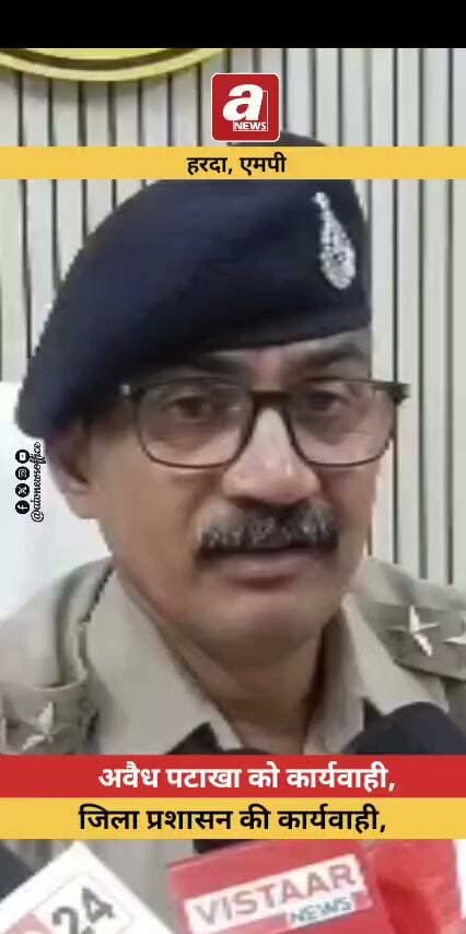 हरदा के रनहाई कला में पटाखों का स्टॉक बरामद!
हरदा के ग्राम रनहाई कला में पुलिस और राजस्व विभाग की संयुक्त टीम ने एक घर में रखे पटाखों का स्टॉक पकड़ा है। एक व्यक्ति के पटाखे रखने के लाइसेंस की वैधता समाप्त हो चुकी थी। फिलहाल पुलिस और राजस्व विभाग की टीम पटाखों को जब्त करने की कार्रवाई कर रही है।