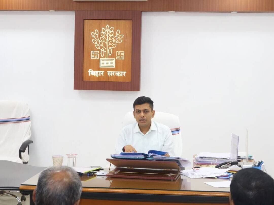 जिला पदाधिकारी, बाँका की अध्यक्षता में सहकारिता विभाग से संबंधित विभिन्न योजनाओं की प्रगति की समीक्षा को लेकर बैठक आयोजित की गई। बैठक में योजनाओं के क्रियान्वयन, पैक्सों के कंप्यूटरीकरण, आदर्श पैक्स के चयन, एफपीओ के कार्यकलाप, कॉमन सर्विस सेंटर, उर्वरक व्यवसाय तथा गोदाम निर्माण सहित विभिन्न बिंदुओं पर समीक्षा की गई।
बैठक के दौरान जिला सहकारिता पदाधिकारी द्वारा बताया गया कि पैक्स कंप्यूटरीकरण योजना के अंतर्गत चयनित कुल 105 पैक्सों में से 101 पैक्सों का सिस्टम ऑडिट पूरा कर लिया गया है।
जिला पदाधिकारी ने सभी प्रखंडों में कम-से-कम दो पैक्सों का आदर्श पैक्स के रूप में चयन करने तथा इनके माध्यम से अधिकाधिक सहकारी योजनाओं का संचालन सुनिश्चित करने का निर्देश दिया, ताकि पैक्सों को और अधिक सशक्त एवं उपयोगी बनाया जा सके।
एफपीओ की समीक्षा के क्रम में जिला सहकारिता पदाधिकारी ने बताया कि बाँका जिले में संचालित दो एफपीओ में से भोरसार एफपीओ द्वारा कारोबार किया जा रहा है, जबकि रजौन एफपीओ द्वारा अब तक कोई कारोबार प्रारंभ नहीं किया गया है। इस पर जिला पदाधिकारी ने रजौन एफपीओ के संबंध में आवश्यक कार्रवाई करने का निर्देश दिया। साथ ही, कॉमन सर्विस सेंटर में लेन-देन (ट्रांजैक्शन) की संख्या बढ़ाने पर भी जोर दिया।
उर्वरक व्यवसाय की समीक्षा के दौरान बताया गया कि जिले के 59 पैक्सों को उर्वरक अनुज्ञप्ति प्राप्त हो चुकी है, लेकिन पॉस मशीन उपलब्ध नहीं होने के कारण उर्वरक व्यवसाय प्रारंभ नहीं हो सका है। जिला पदाधिकारी ने जिला सहकारिता पदाधिकारी को संबंधित पैक्सों के लिए पॉस मशीन उपलब्ध कराने की दिशा में आवश्यक कार्रवाई करने का निर्देश दिया।
गोदाम निर्माण योजना की समीक्षा के दौरान प्रबंध निदेशक, डीसीसीबी, भागलपुर के प्रतिनिधि ने बताया कि पूर्व में दो पैक्सों को विश्व की बड़ी अन्न भंडार योजना के अंतर्गत चयनित किया गया था। इनमें कुडरो पैक्स वर्तमान में निलंबित है, जबकि रजौन पैक्स को 5,000 मीट्रिक टन क्षमता वाले गोदाम के निर्माण के लिए चयनित किया गया था। जिला पदाधिकारी ने इस संबंध में कार्ययोजना तैयार कर आवश्यक कार्रवाई करने का निर्देश दिया।
बैठक के अंत में जिला पदाधिकारी ने धान अधिप्राप्ति वर्ष 2026-27 के लिए विभाग द्वारा निर्गत मार्गदर्शिका के अनुरूप अग्रेतर कार्रवाई सुनिश्चित करने का निर्देश दिया। उन्होंने संबंधित पदाधिकारियों को योजनाओं के प्रभावी क्रियान्वयन, लंबित कार्यों के शीघ्र निष्पादन तथा निर्धारित लक्ष्यों की प्राप्ति के लिए आवश्यक कार्रवाई करने को कहा।