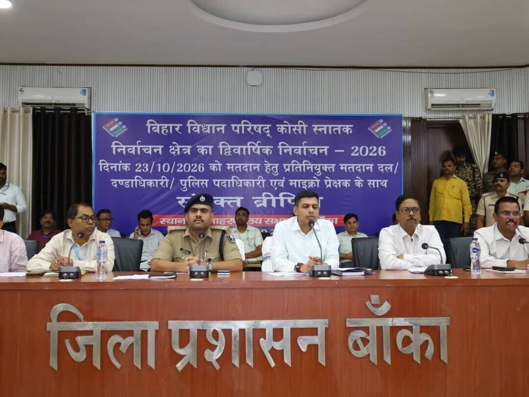 बिहार विधान परिषद् के कोशी स्नातक द्विवार्षिक निर्वाचन-2026 के सफल, स्वच्छ, निष्पक्ष एवं शांतिपूर्ण संचालन को लेकर आज जिला पदाधिकारी, बांका एवं पुलिस अधीक्षक, बांका की संयुक्त अध्यक्षता में समाहरणालय सभागार में संयुक्त ब्रीफिंग आयोजित की गई। इसमें मतदान दल, स्टैटिक दण्डाधिकारी-सह-मतपेटिका संग्रहण दल, माइक्रो प्रेक्षक, वीडियोग्राफर, जोनल दण्डाधिकारी एवं सुपर जोनल दण्डाधिकारी सहित निर्वाचन कार्य में प्रतिनियुक्त पदाधिकारियों, पुलिस पदाधिकारियों एवं कर्मियों को उनके दायित्वों और निर्वाचन आयोग के दिशा-निर्देशों से अवगत कराया गया। ब्रीफिंग के दौरान मतदान प्रक्रिया को पारदर्शी एवं व्यवस्थित ढंग से संपन्न कराने, विधि-व्यवस्था बनाए रखने तथा मतदान के उपरांत मतपेटिकाओं को सुरक्षित रूप से निर्धारित बज्रगृह तक पहुँचाने के संबंध में आवश्यक निर्देश दिए गए।
मतदान दल के पीठासीन पदाधिकारी निर्वाचन सामग्री एवं मतपेटिका प्राप्त करने के बाद समाहरणालय से अपने आवंटित मतदान केंद्र के लिए प्रस्थान करेंगे । स्टैटिक दण्डाधिकारी-सह-मतपेटिका संग्रहण दल एवं संबंधित पुलिस पदाधिकारी/पुलिस बल जिला कोषागार कार्यालय, बांका स्थित बज्रगृह से आवंटित मतदान केंद्र के लिए निर्धारित मतपत्र एवं पेपर सील प्राप्त कर अपने-अपने मतदान केंद्रों के लिए प्रस्थान करेंगे।
मतदान समाप्ति के बाद पीठासीन पदाधिकारी सीलबंद पोल्ड मतपेटिका तथा वैधानिक एवं गैर-वैधानिक पैकेट के साथ स्टैटिक दण्डाधिकारी-सह-मतपेटिका संग्रहण दल एवं पुलिस बल की अभिरक्षा में पूर्णिया स्थित निर्धारित बज्रगृह के लिए प्रस्थान करेंगे। पीठासीन पदाधिकारी एवं माइक्रो प्रेक्षक एक वाहन से जाएंगे, जबकि स्टैटिक दण्डाधिकारी-सह-मतपेटिका संग्रहण दल एवं पुलिस बल दूसरे वाहन से पीठासीन पदाधिकारी के वाहन को एस्कॉर्ट करते हुए पूर्णिया पहुँचेंगे। मतपेटिकाओं को जिला स्कूल, पूर्णिया परिसर स्थित क्षेत्रीय कार्यालय, बिहार विद्यालय परीक्षा समिति, पूर्णिया प्रमंडल, पूर्णिया में निर्धारित बज्रगृह में जमा कराया जाएगा।
माइक्रो प्रेक्षक दिनांक 22 अक्टूबर 2026 को समाहरणालय परिसर में योगदान देने के बाद मतदान दल के साथ सीधे आवंटित मतदान केंद्र पर जाएंगे । मतदान समाप्ति के बाद वे पीठासीन पदाधिकारी के साथ पूर्णिया स्थित बज्रगृह के लिए प्रस्थान करेंगे और अपना प्रतिवेदन संग्रहण स्थल पर निर्धारित काउंटर पर प्रेक्षक द्वारा प्राधिकृत कर्मी को हस्तगत कराएंगे।
पोल्ड मतपेटिकाओं को पूर्णिया स्थित बज्रगृह तक सुरक्षित पहुँचाने के लिए सभी संबंधित मतदान दलों एवं दण्डाधिकारियों को आवश्यक सामग्री के साथ रूट चार्ट उपलब्ध कराया गया है। भागलपुर गंगा पुल क्षतिग्रस्त होने के कारण सभी पीठासीन पदाधिकारी एवं स्टैटिक दण्डाधिकारी-सह-मतपेटिका संग्रहण दल के वाहन मुंगेर गंगा पुल के रास्ते पूर्णिया जाएंगे। किसी भी परिस्थिति में भागलपुर होकर नाव अथवा अन्य जलमार्ग से जाने की अनुमति नहीं होगी। चांदन एवं धोरैया प्रखंड सहित दूरस्थ मतदान केंद्रों पर प्रतिनियुक्त मतदान दल एवं दण्डाधिकारी विशेष रूप से समय प्रबंधन का ध्यान रखेंगे। सभी संबंधित पदाधिकारियों एवं कर्मियों को निर्देश दिया गया कि वे रास्ते में अल्पाहार अथवा भोजन के लिए कहीं नहीं रुकेंगे तथा आवश्यक अल्पाहार एवं भोजन पहले से पैक कर अपने साथ रखेंगे।
सभी प्रतिनियुक्त वीडियोग्राफर माइक्रो प्रेक्षक के पर्यवेक्षण में वीडियोग्राफी करेंगे। वीडियोग्राफी के दौरान निर्वाचन आयोग के निर्धारित मानकों के अनुरूप मतदान की गोपनीयता का विशेष ध्यान रखा जाएगा। मतदान समाप्ति के उपरांत वीडियोग्राफी का बैकअप जिला निर्वाचन कार्यालय, बांका को उपलब्ध कराना सुनिश्चित किया जाएगा। मतदान दल को मतदान की गोपनीयता बनाए रखने के संबंध में विशेष निर्देश दिए गए। मतदाता मतदान के लिए विभाग द्वारा उपलब्ध कराए गए स्केच पेन का ही उपयोग करेंगे। मतदाताओं को मतपत्र पर वरीयता क्रम अंकित करने की प्रक्रिया से अवगत कराया जाएगा तथा यह सुनिश्चित किया जाएगा कि कोई भी मतदाता अपने मतपत्र को किसी अन्य व्यक्ति के समक्ष प्रदर्शित न करे।
सभी पीठासीन पदाधिकारियों को PRO App पर मतदाता मतदान प्रतिशत (VTR) सहित निर्वाचन संबंधी विभिन्न गतिविधियों की जानकारी निर्धारित समयावधि में अपडेट करने का निर्देश दिया गया, ताकि मतदान प्रक्रिया की नियमित निगरानी एवं अनुश्रवण सुनिश्चित किया जा सके।
मतदान के दिन केवल मतदान केंद्रों पर ही नहीं, बल्कि संपूर्ण क्षेत्र में विधि-व्यवस्था बनाए रखने का निर्देश दिया गया। सभी थानाध्यक्ष एवं अनुमंडल पुलिस पदाधिकारी विभिन्न स्रोतों से विधि-व्यवस्था से संबंधित सूचनाएं प्राप्त कर आवश्यकतानुसार त्वरित कार्रवाई सुनिश्चित करेंगे। स्टैटिक दण्डाधिकारी-सह-मतपेटिका संग्रहण दल के साथ संबद्ध पुलिस पदाधिकारी मतदान केंद्रों पर विधि-व्यवस्था संधारण, मतदान दलों की सुरक्षा एवं भीड़ नियंत्रण के लिए सतर्क एवं मुस्तैद रहेंगे।
जोनल एवं सुपर जोनल दण्डाधिकारी अपने-अपने निर्धारित क्षेत्रों में मतदान कार्यों के सफल संचालन के लिए उत्तरदायी होंगे। वे यह सुनिश्चित करेंगे कि उनके क्षेत्र के सभी मतदान दल एवं स्टैटिक दण्डाधिकारी-सह-मतपेटिका संग्रहण दल निर्धारित समय पर अपने आवंटित मतदान केंद्रों पर पहुँच जाएं तथा मतदान निर्धारित तिथि को शांतिपूर्ण ढंग से संचालित हो। मतदान समाप्ति के बाद वे यह भी सुनिश्चित करेंगे कि सभी पीठासीन पदाधिकारी एवं मतपेटिका संग्रहण दल सुरक्षा बल के साथ मतपेटिकाएं एवं अन्य निर्वाचन सामग्री लेकर निर्धारित बज्रगृह में जमा कराने के लिए प्रस्थान कर चुके हैं।
कोशी स्नातक निर्वाचन-2026 के सफल संचालन एवं सतत अनुश्रवण के लिए समाहरणालय, बांका स्थित मिनी सभागार में जिला नियंत्रण कक्ष स्थापित किया गया है। नियंत्रण कक्ष का दूरभाष नंबर 06424-222250 एवं 06424-222256 है।
निर्वाचन आयोग के निर्देशानुसार, मतदाता फोटो पहचान पत्र के अतिरिक्त निर्वाचकों की पहचान के लिए निर्धारित वैकल्पिक दस्तावेजों में आधार कार्ड, ड्राइविंग लाइसेंस, पैन कार्ड, भारतीय पासपोर्ट, राज्य सरकार/केंद्र सरकार/सार्वजनिक क्षेत्र के उपक्रमों/स्थानीय निकायों अथवा अन्य निजी औद्योगिक घरानों द्वारा कर्मचारियों को जारी सेवा पहचान पत्र, सांसदों/विधायकों/विधान परिषद सदस्यों को जारी सरकारी पहचान पत्र, संबंधित शिक्षक या स्नातक निर्वाचन क्षेत्र के निर्वाचक के नियोजन वाले शैक्षणिक संस्थान द्वारा जारी सेवा पहचान पत्र, विश्वविद्यालय द्वारा जारी डिग्री/डिप्लोमा का मूल प्रमाण-पत्र, सक्षम पदाधिकारी द्वारा जारी दिव्यांगता संबंधी मूल प्रमाण-पत्र तथा सामाजिक न्याय एवं अधिकारिता मंत्रालय, भारत सरकार द्वारा जारी यूनिक डिसएबिलिटी आईडी (UDID) कार्ड शामिल हैं।
मतदान के दिन मतदाताओं की सहायता के लिए प्रत्येक मतदान केंद्र पर हेल्प डेस्क की व्यवस्था की गई है। हेल्प डेस्क पर कर्मियों की प्रतिनियुक्ति की गई है, ताकि मतदाताओं को आवश्यक जानकारी एवं सहयोग मिल सके। मतदान केंद्र पर मोबाइल फोन ले जाने की अनुमति नहीं होगी। मतदाताओं को अपना मोबाइल फोन हेल्प डेस्क पर ही जमा रखना होगा।
ब्रीफिंग के दौरान सभी प्रतिनियुक्त पदाधिकारियों, पुलिस पदाधिकारियों एवं कर्मियों को निर्वाचन आयोग के दिशा-निर्देशों का अक्षरशः अनुपालन करते हुए अपने दायित्वों का निर्वहन पूरी सतर्कता, निष्पक्षता एवं जिम्मेदारी के साथ करने का निर्देश दिया गया। जिला प्रशासन द्वारा मतदान प्रक्रिया को स्वच्छ, निष्पक्ष, शांतिपूर्ण एवं पारदर्शी वातावरण में संपन्न कराने तथा मतदान के उपरांत मतपेटिकाओं की सुरक्षित अभिरक्षा एवं निर्धारित बज्रगृह तक समयबद्ध पहुँच सुनिश्चित करने पर विशेष बल दिया गया।
